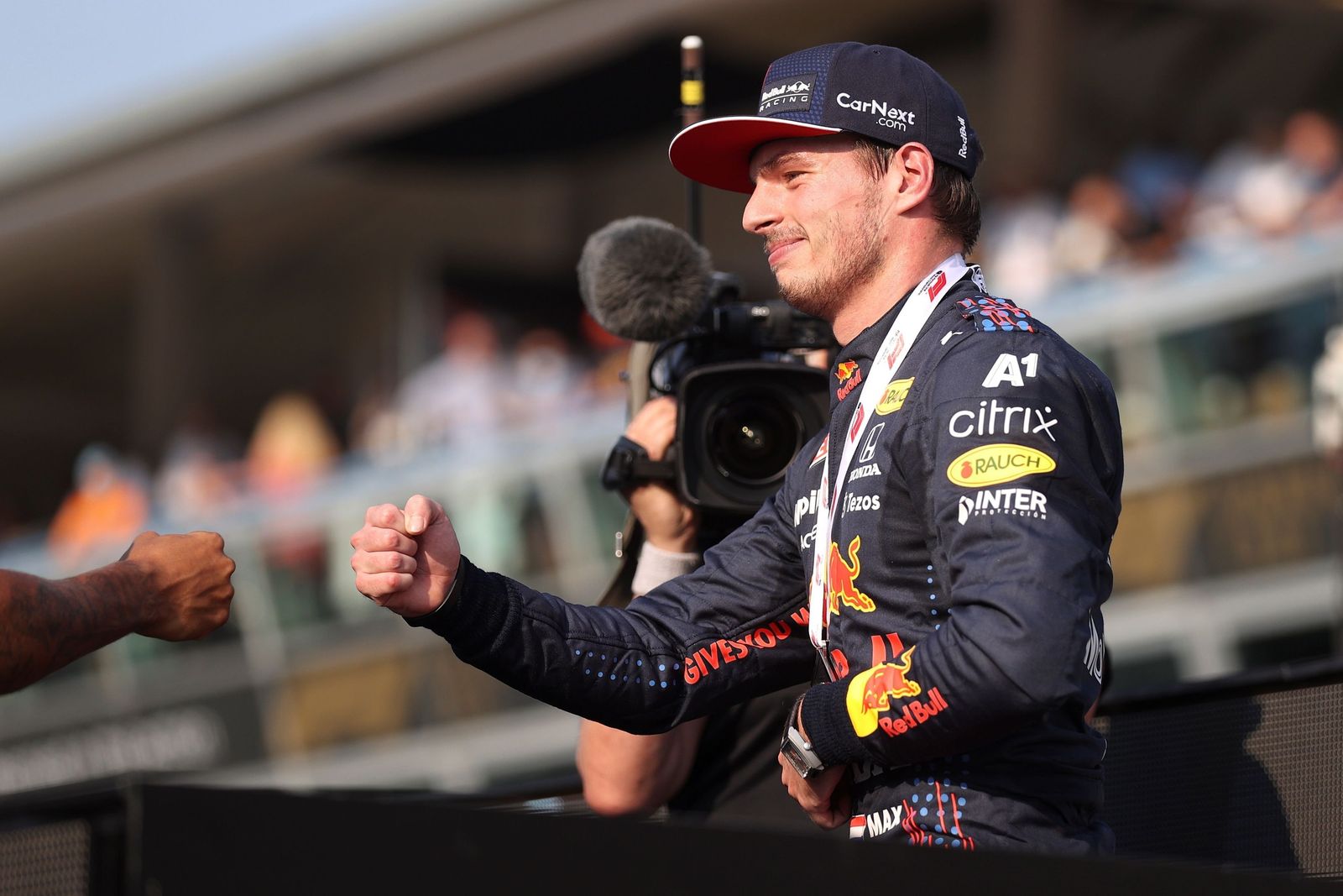 Verstappen celebra su 'pole' en Monza.