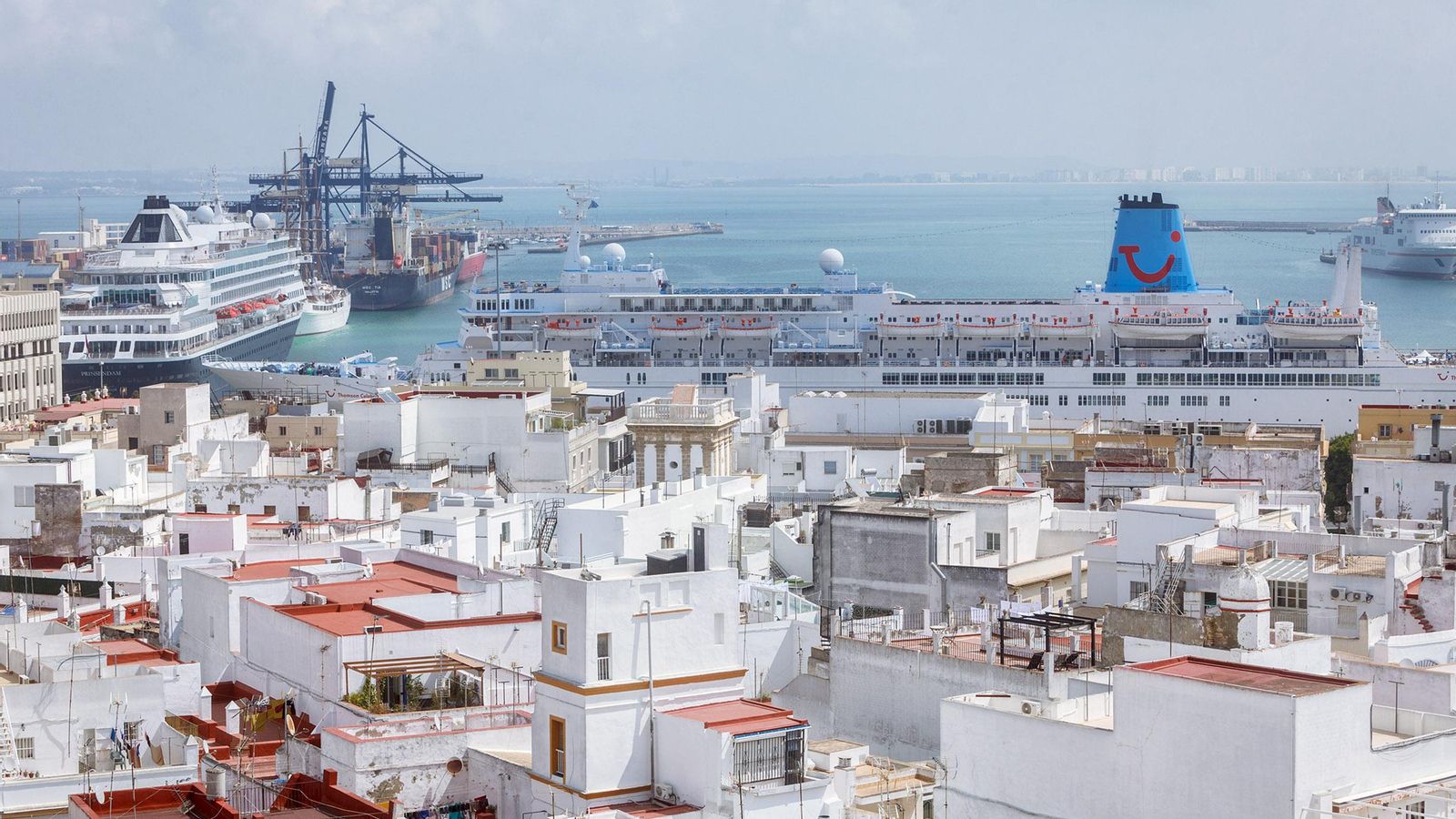 Las terminales de cruceristas dan servicio a los varios centenares de buques turísticos que recibe la ciudad cada año