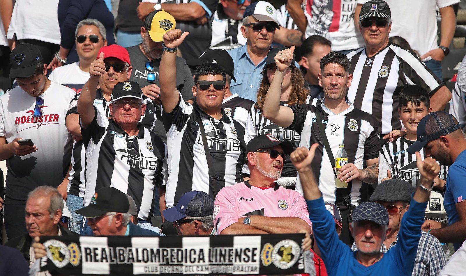 Fotos de la afición durante el Balona - Talavera en el estadio municipal de La Línea