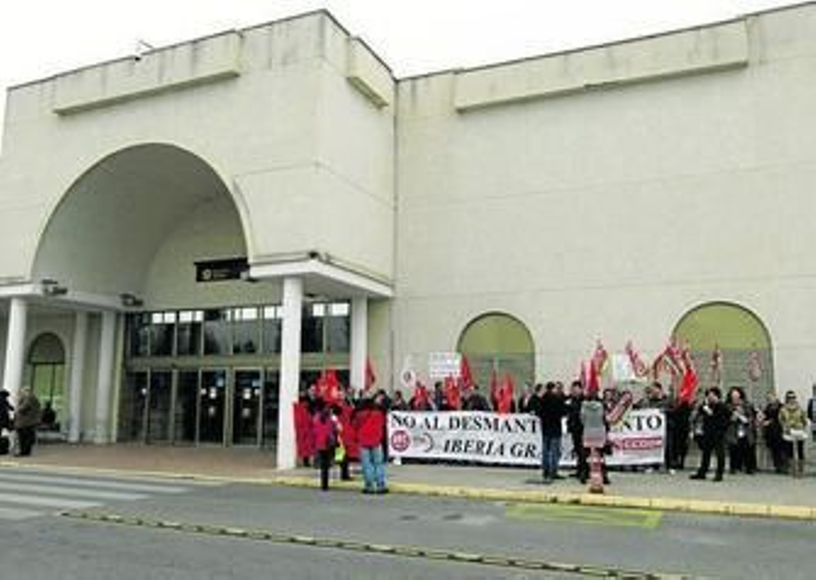 Concentración ante el edificio del aeródromo de Chauchina.