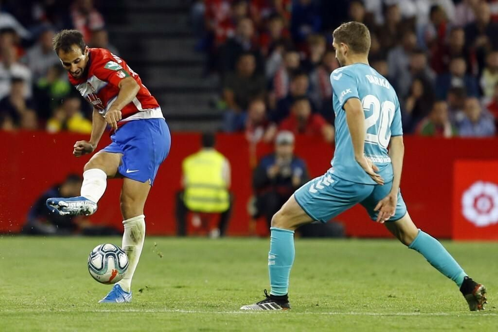 Víctor Díaz roca el cuero ante Brasanac en el duelo ante Osasuna.