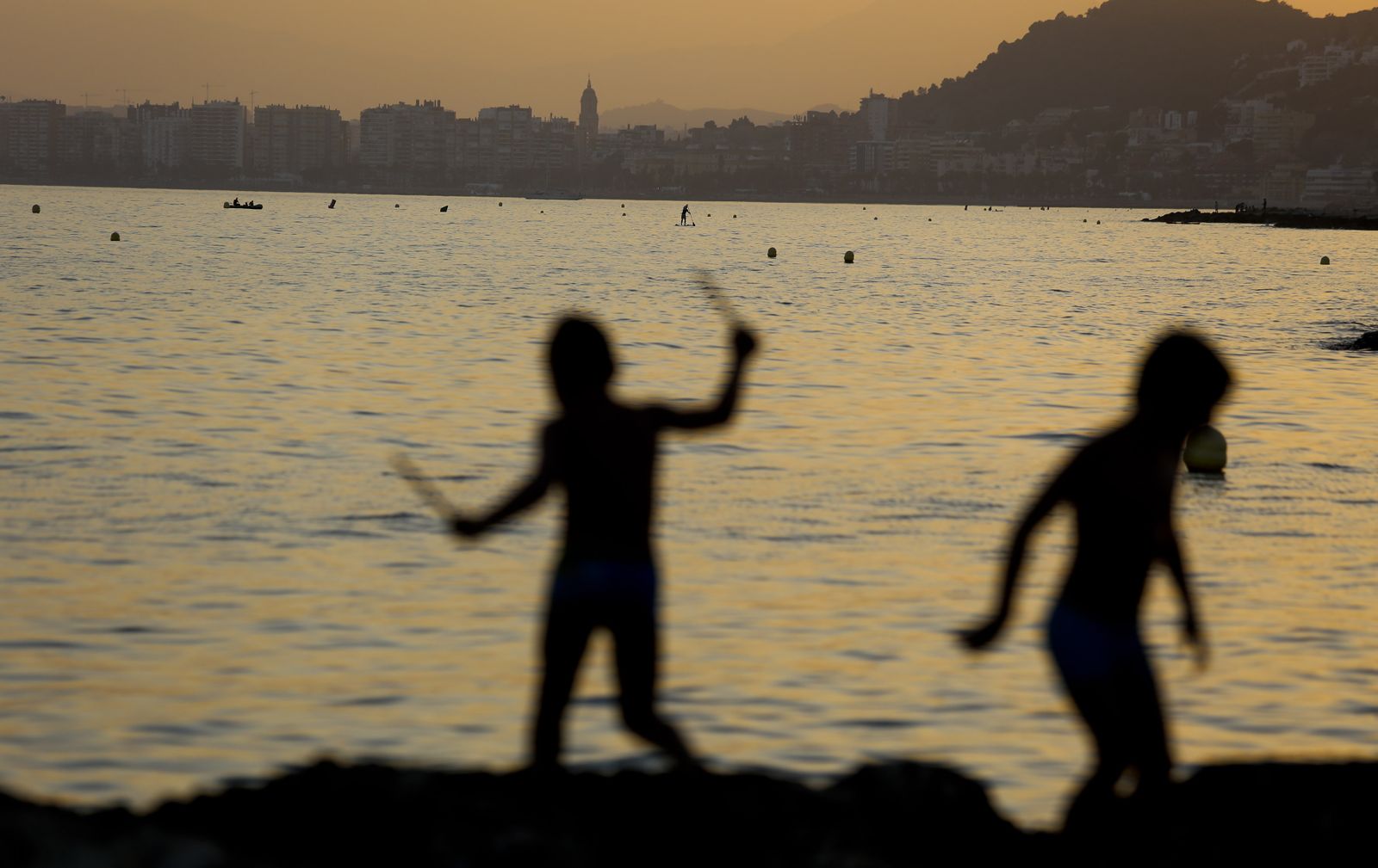 Así se está viviendo el verano del coronavirus en Pedregalejo. Fotos al atardecer