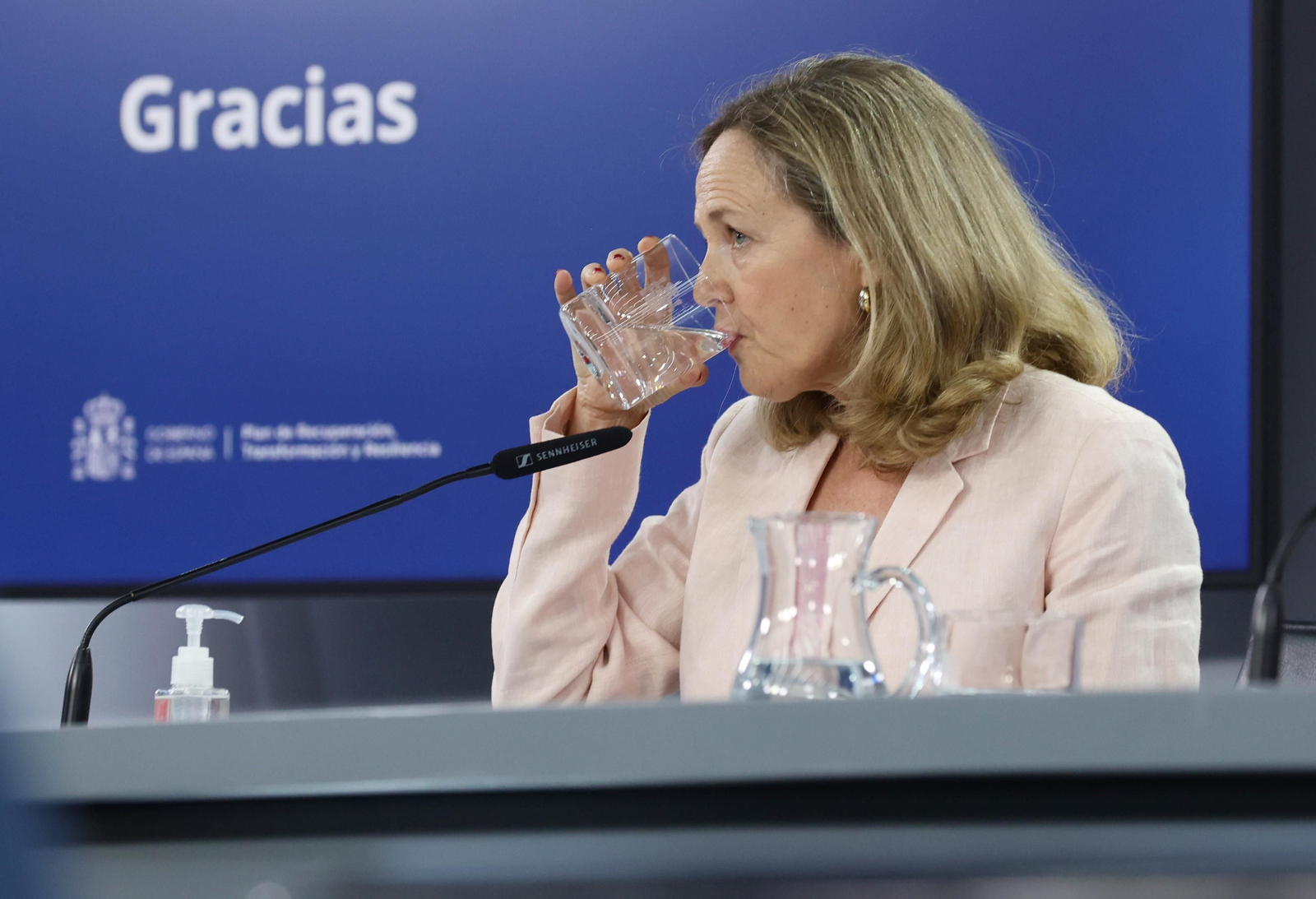 La vicepresidenta primera y ministra de Asuntos Económicos y Transformación Digital, Nadia Calviño, bebe agua durante una rueda de prensa.