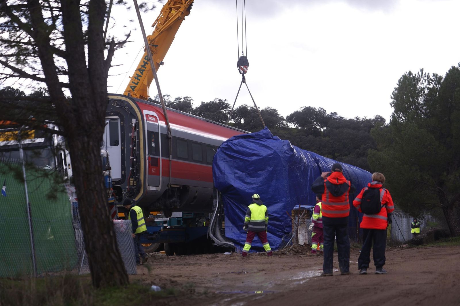 Las imágenes del traslado por la vía de alta velocidad de los vagones del Iryo que no descarrilaron en Adamuz
