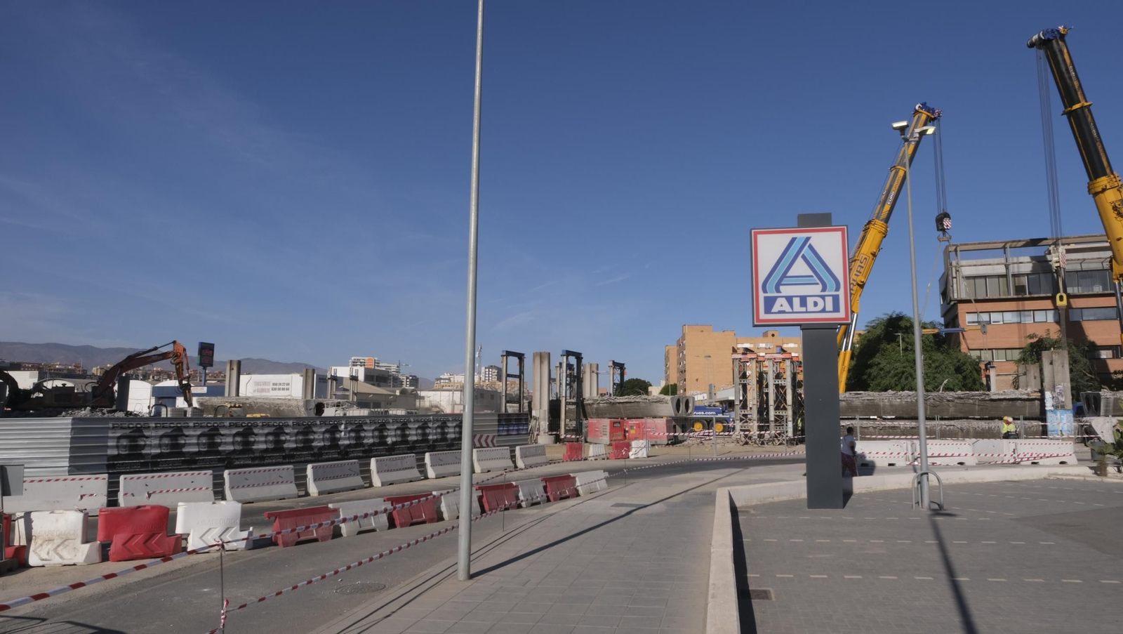 El Puente de la Avenida del Mediterráneo ya es historia, en imágenes