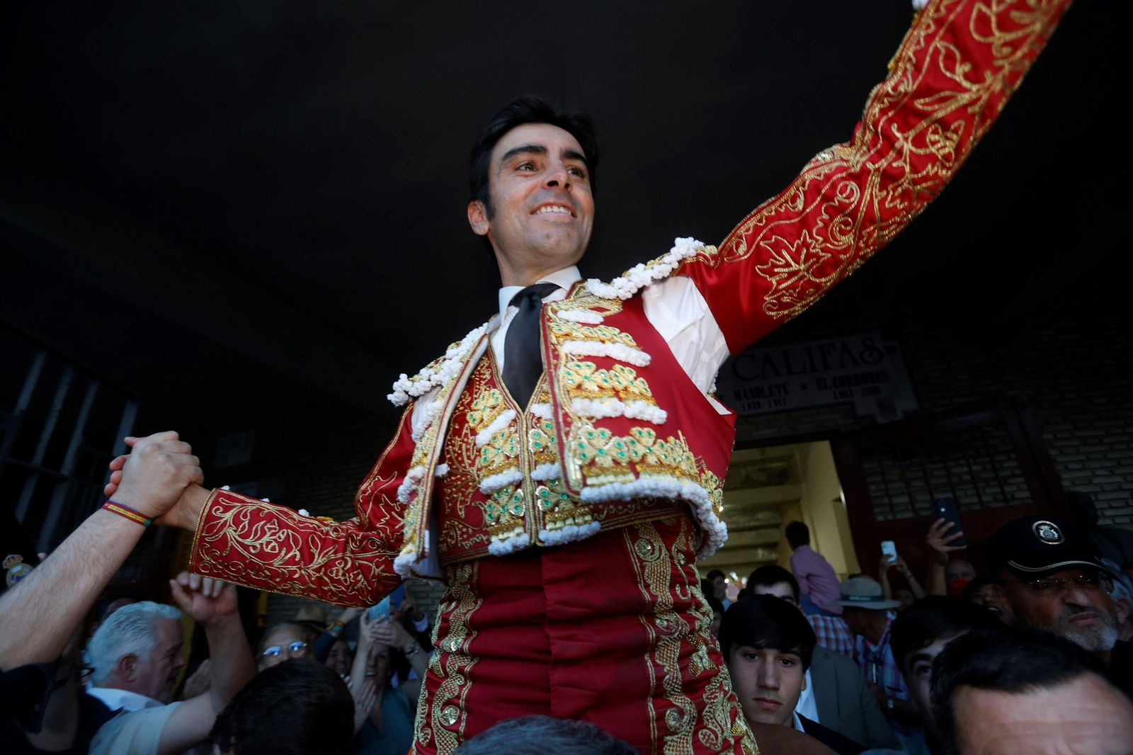 Perera es sacado a hombros del coso de los Califas.