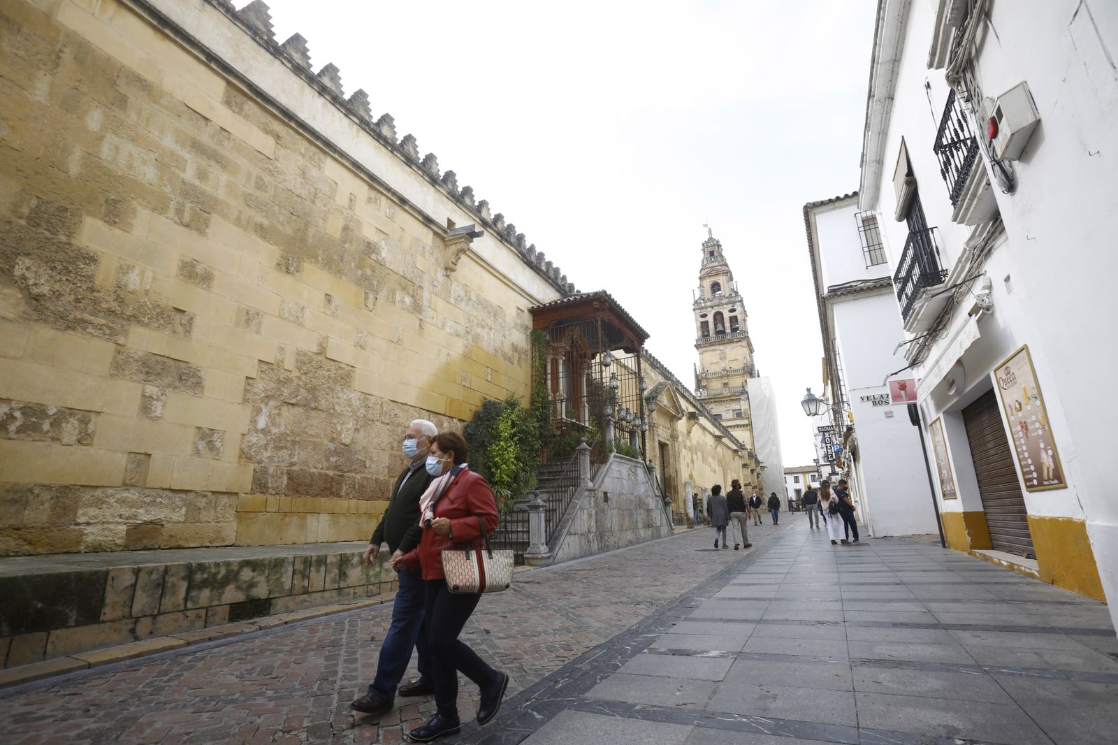 El buen tiempo llena las calles y terrazas en el primer día del Puente de Andalucía en Córdoba