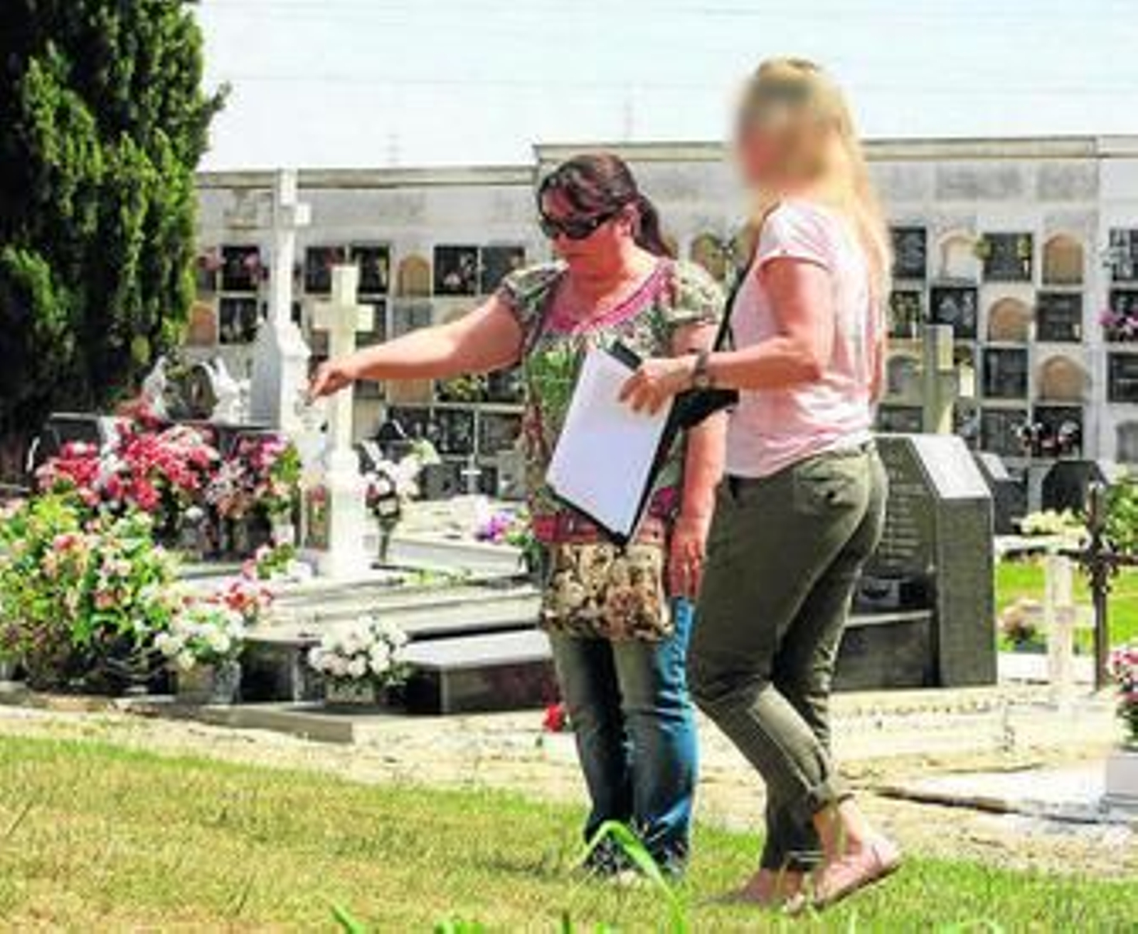 Una madre, indicando el punto de la fosa común donde se enterró su hijo.