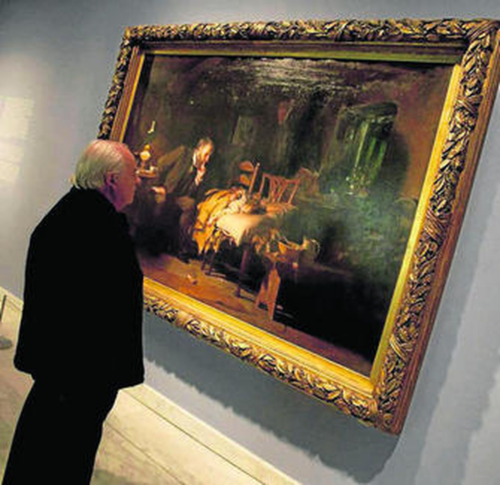 Un espectador contempla el cuadro 'Ciencia y caridad'.