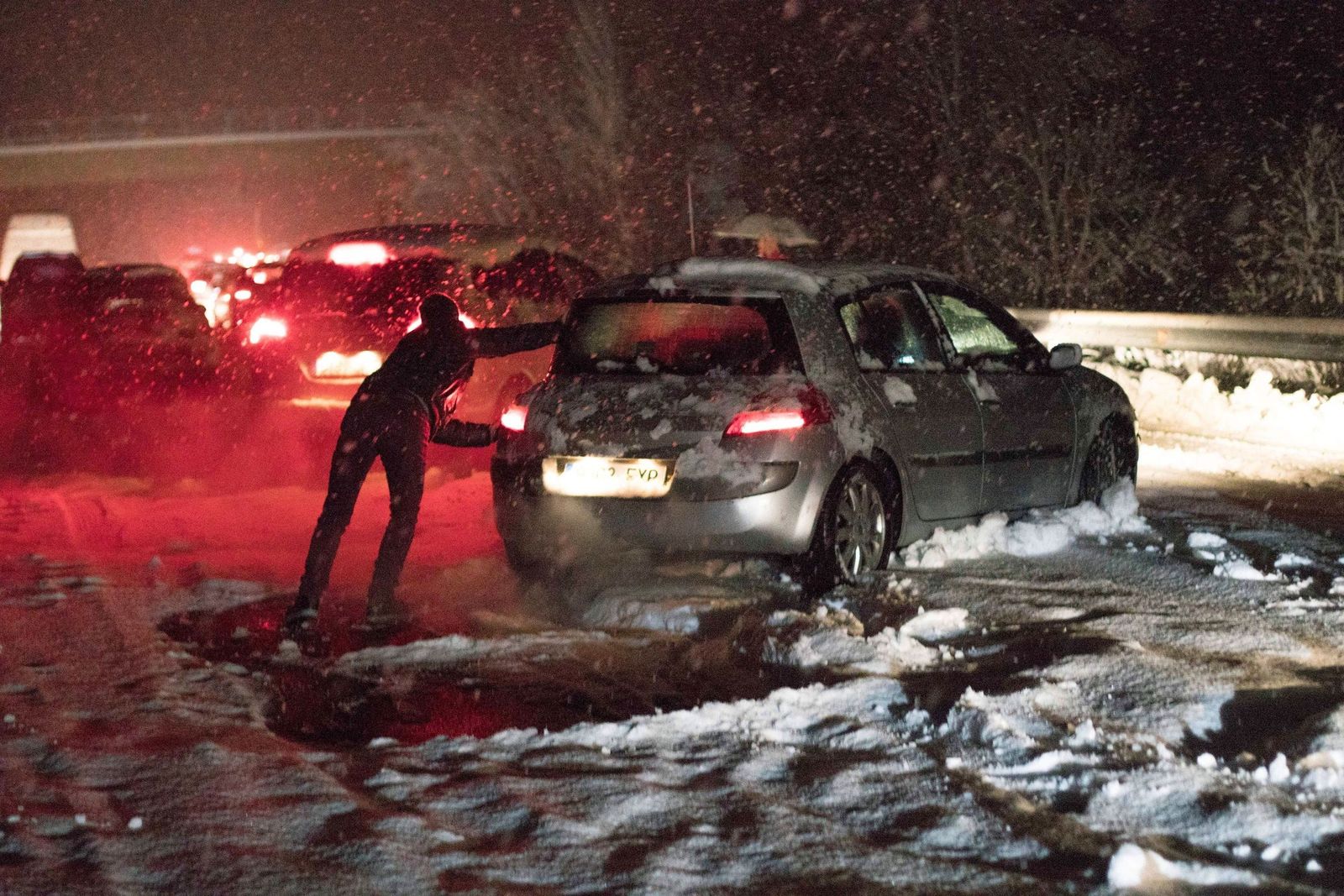 El temporal deja atrapadas en sus coches durante horas a numerosas familias en las carreteras españolas
