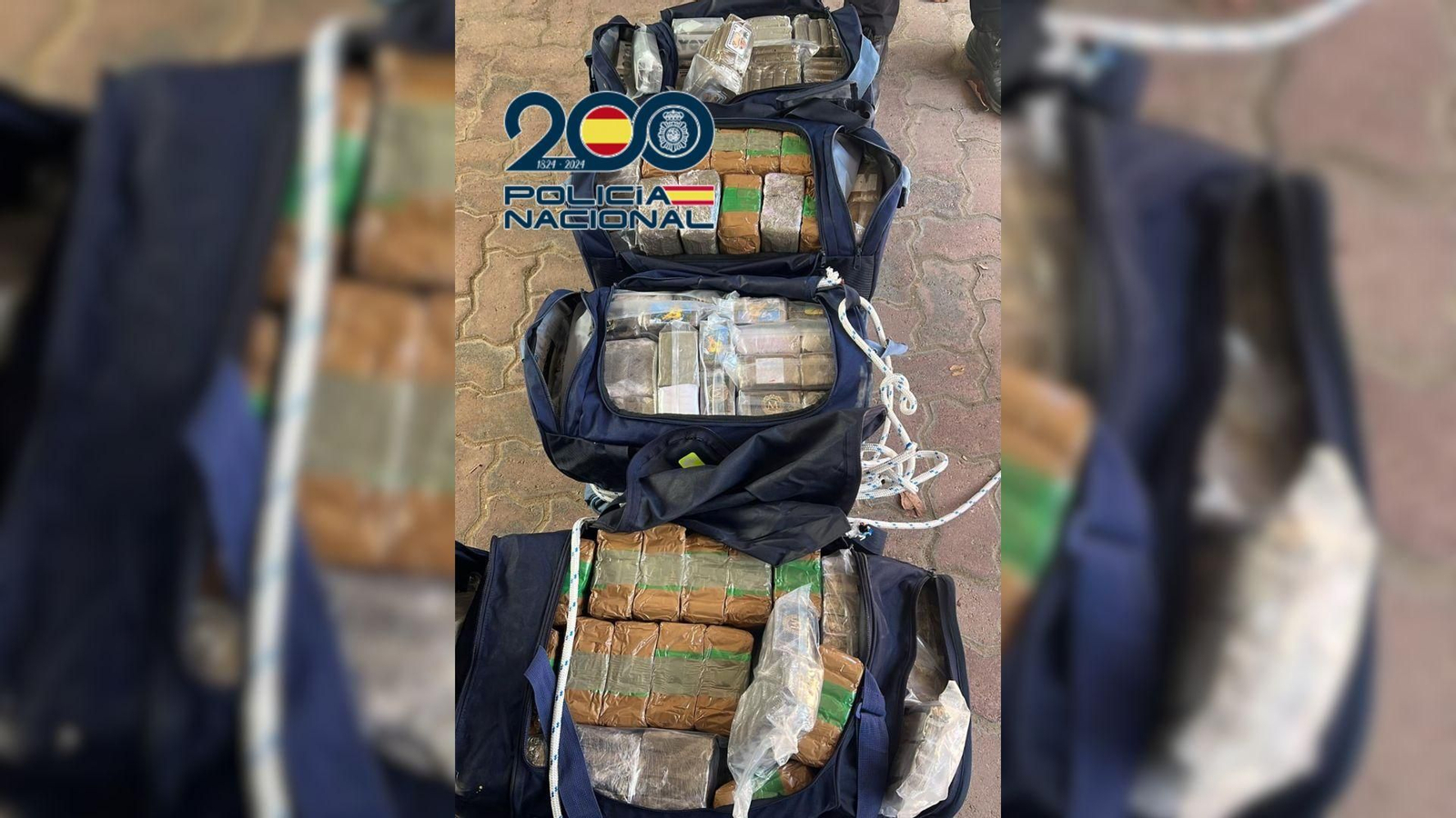 Los agentes localizaron cuatro bolsas de deporte que contenían tabletas de hachís prensadas al vacío y envueltas en plástico.