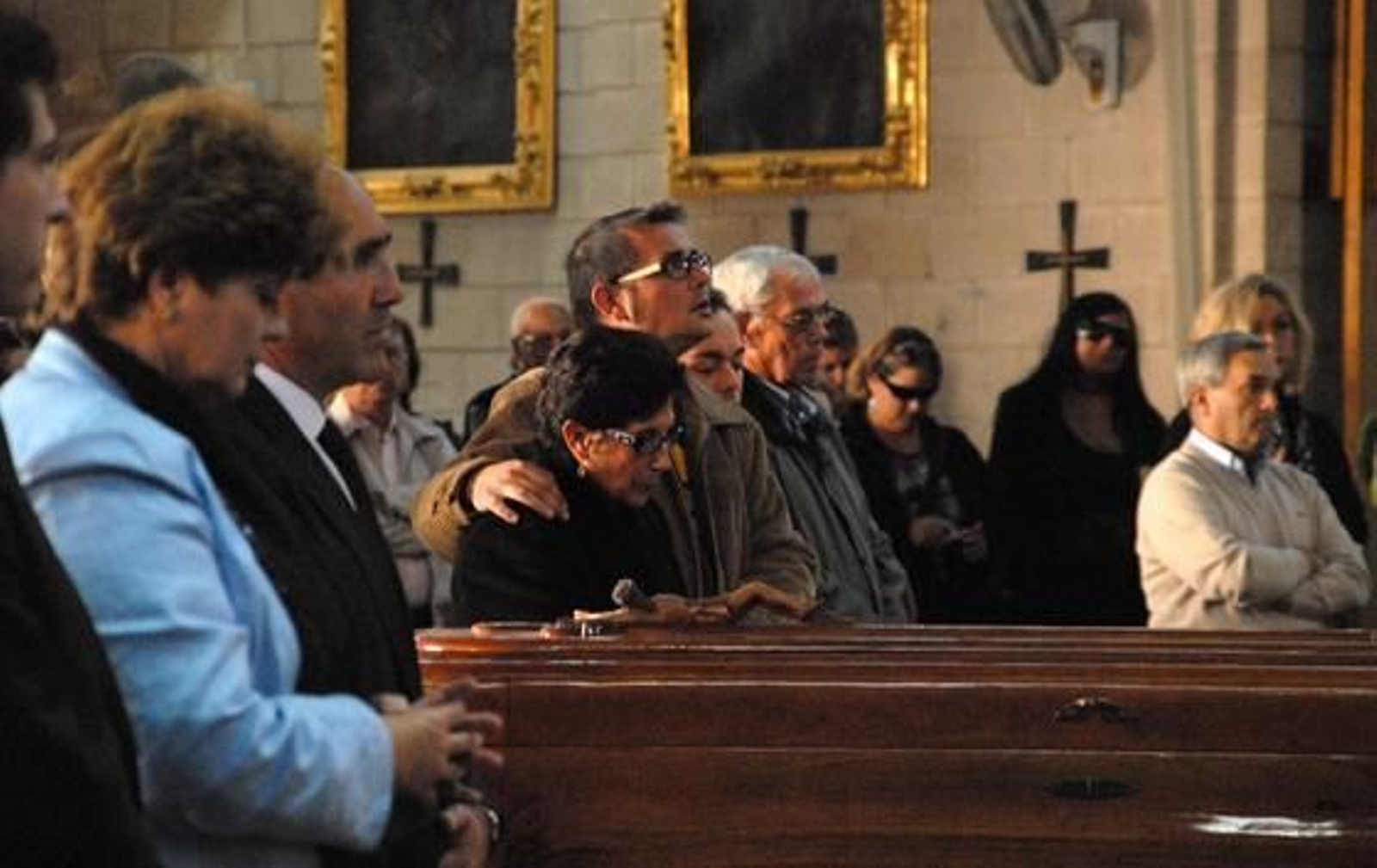 Amigos y familiares dan su último adiós al funcionario del Ayuntamiento isleño Manuel Pereira Fontao, asesinado el sábado.

Foto: Rioja
