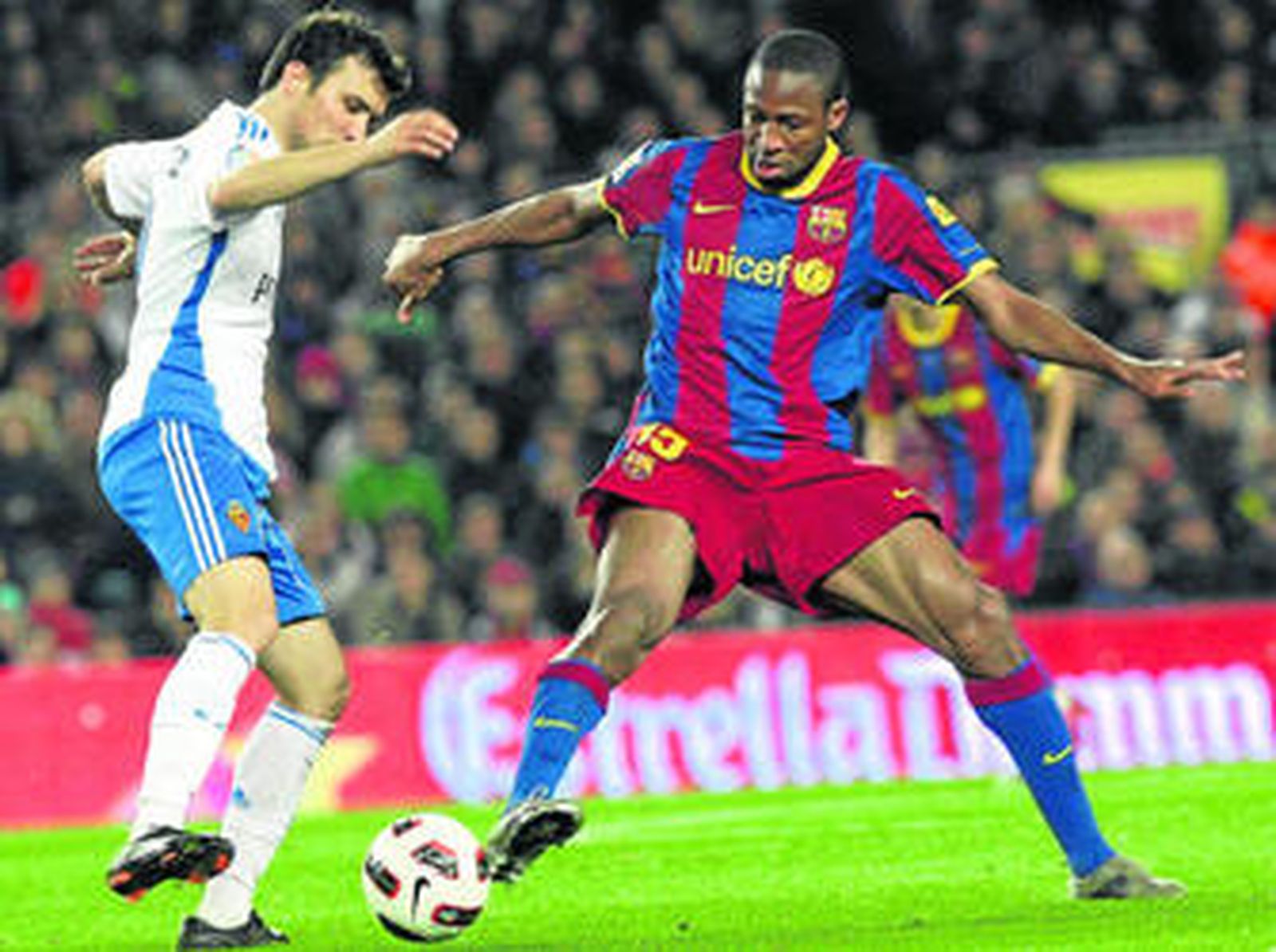 Keita (d) disputa el balón con Nicolás Bertolo.