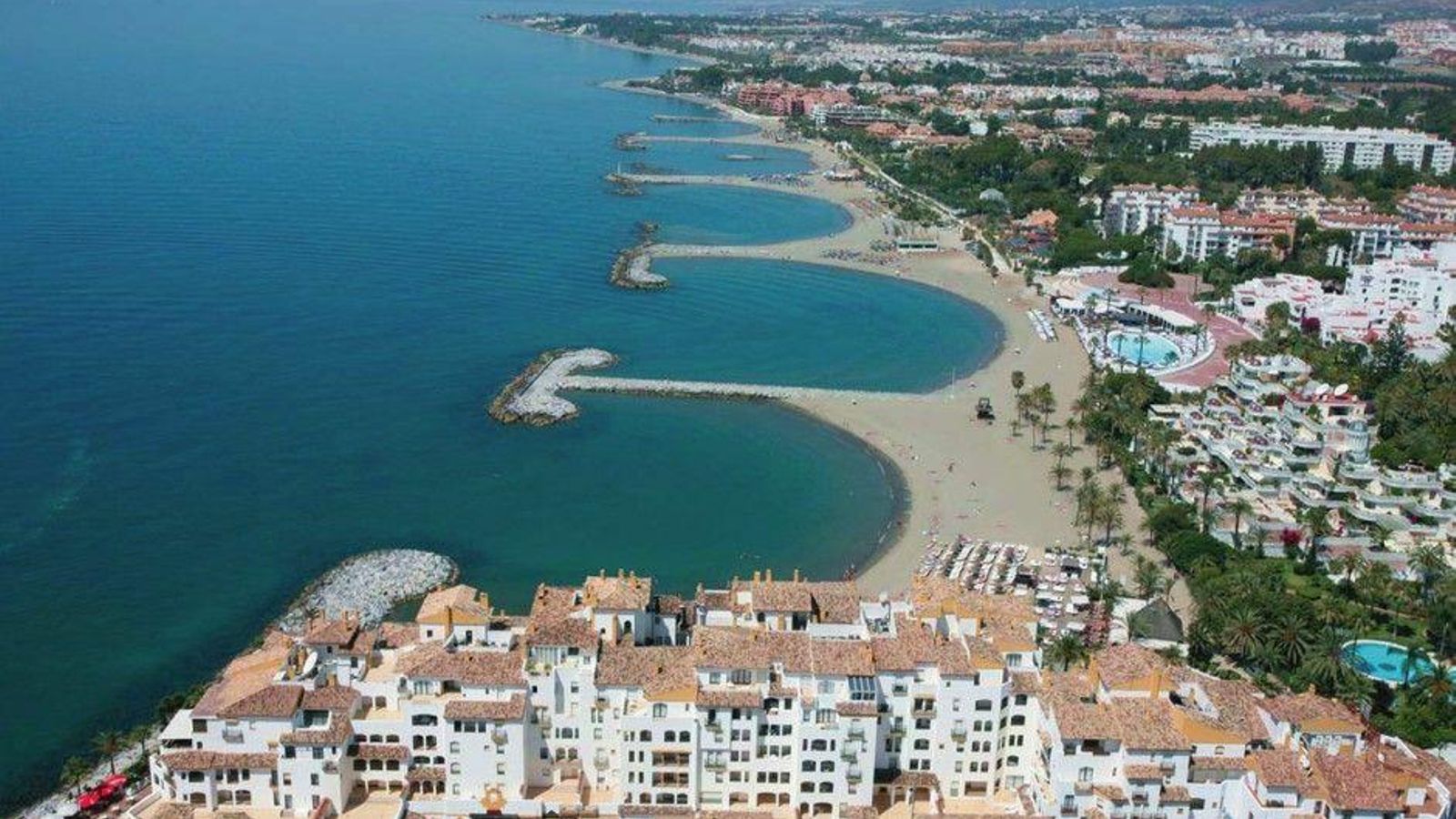 Nueva Andalucía - El Duque es una de las playas más famosas de toda Marbella.