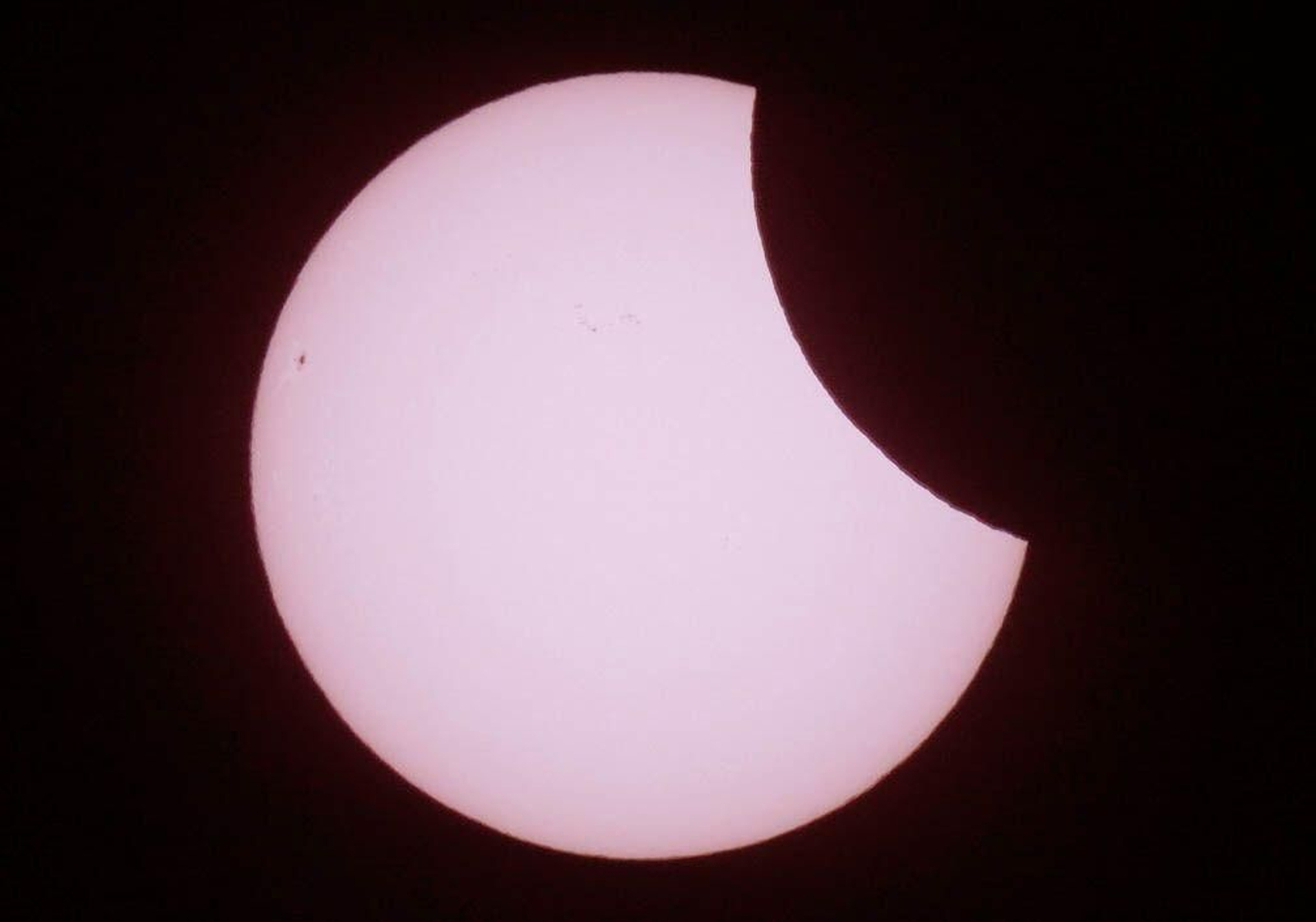 Las mejores imágenes del eclipse solar parcial que se ha podido ver desde Andalucía