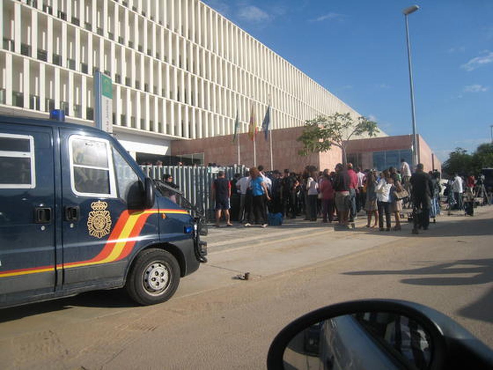 La enorme expectación por el macrojucio contra el caso Malaya ha obligado a establecer un amplio dispositivo de seguridad en la entrada de la Ciudad de la Justicia.