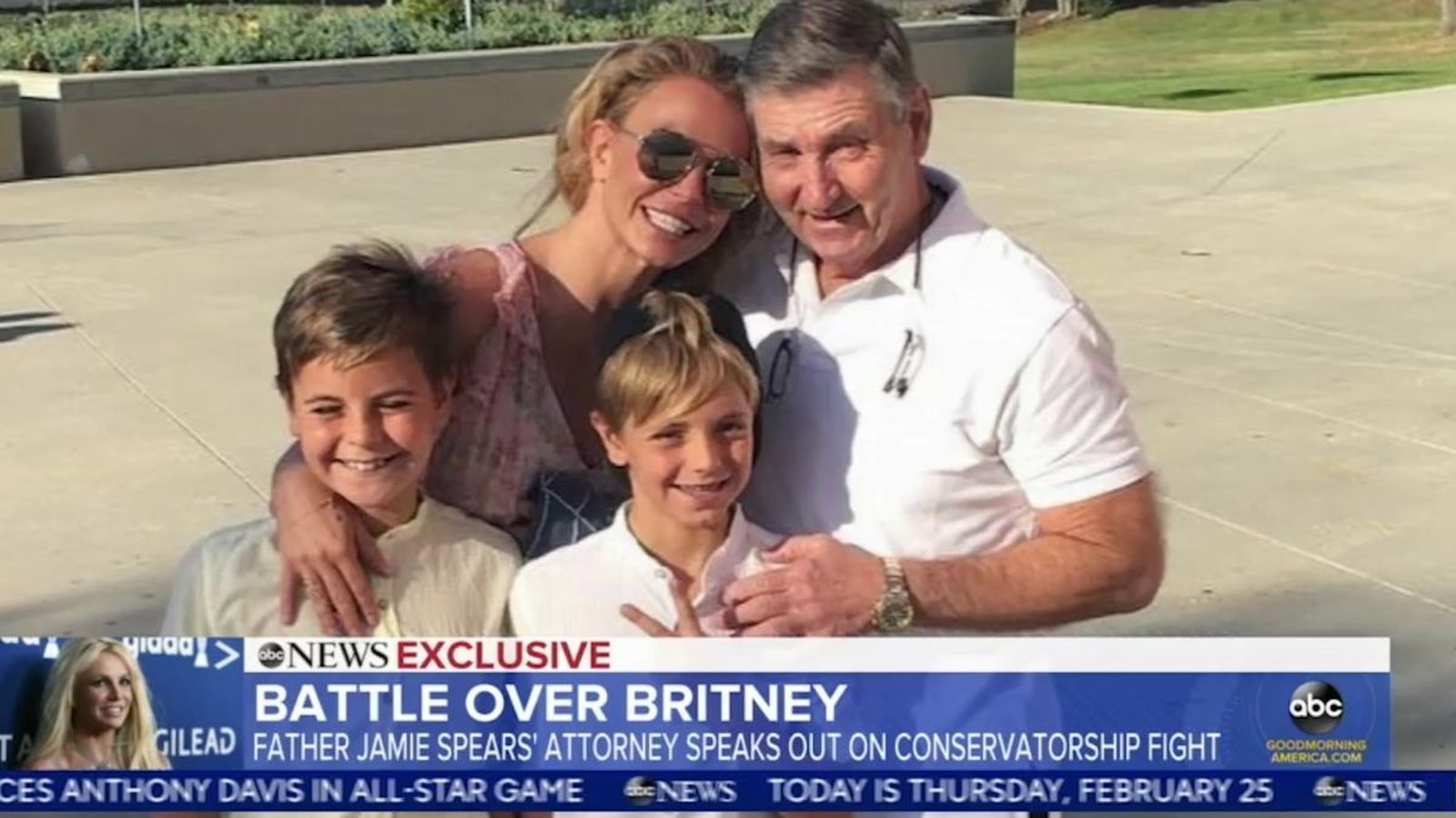 El padre de Britney, James Spears, con la cantante y sus dos hijos.