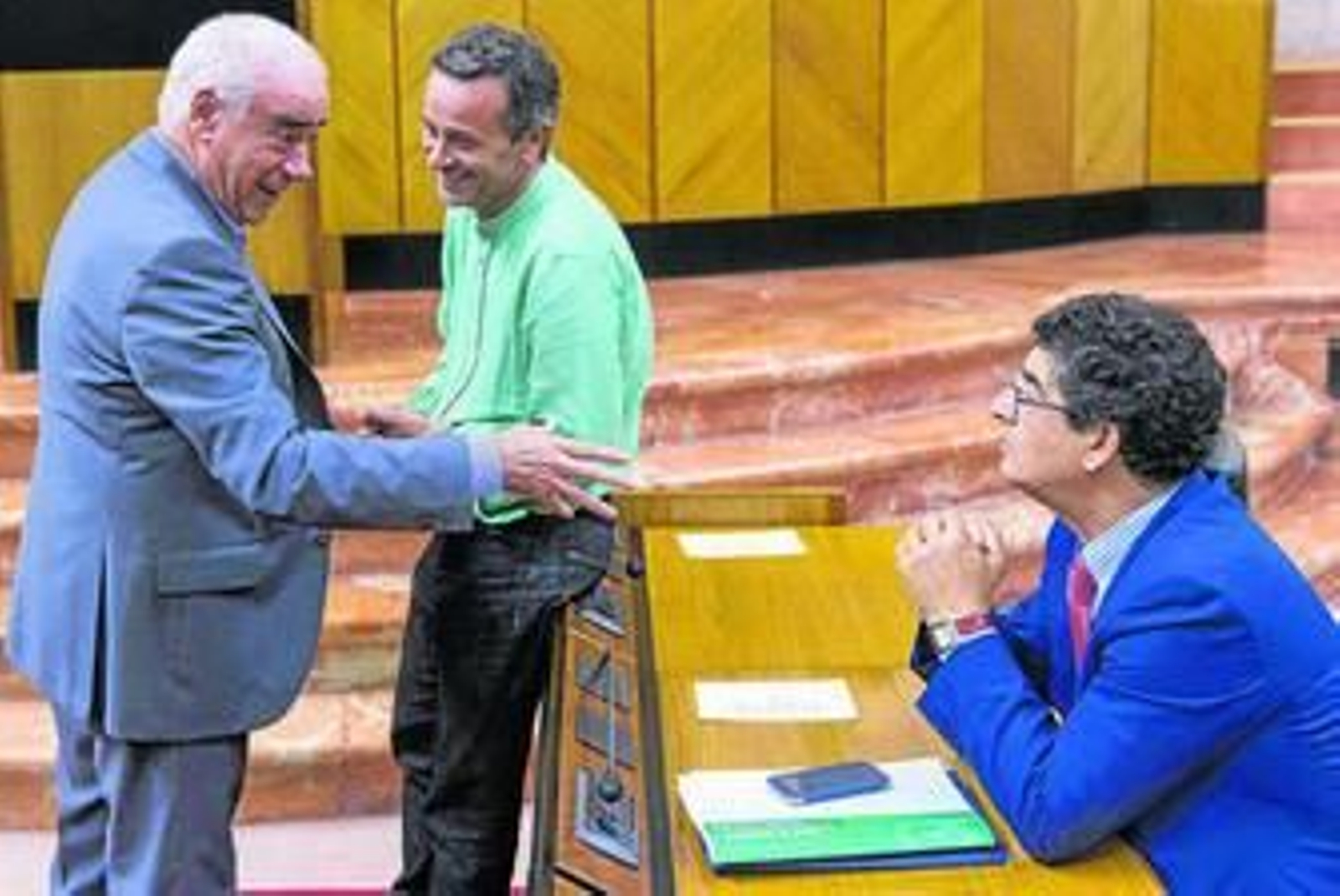 Luciano Alonso, en el Parlamento, con el portavoz de IU, José Antonio Castro, y el vicepresidente de la Junta, Diego Valderas.