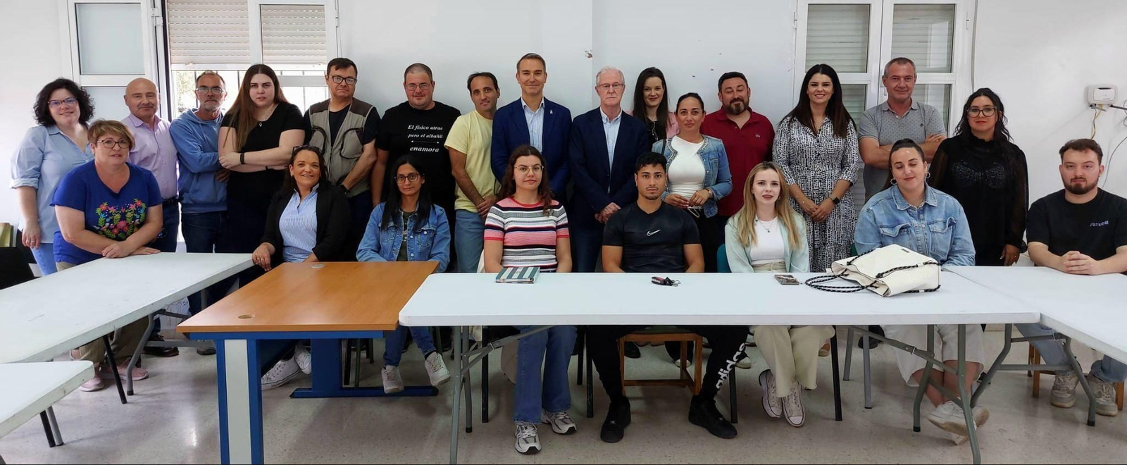 Participantes en el proyecto junto a responsables políticos.