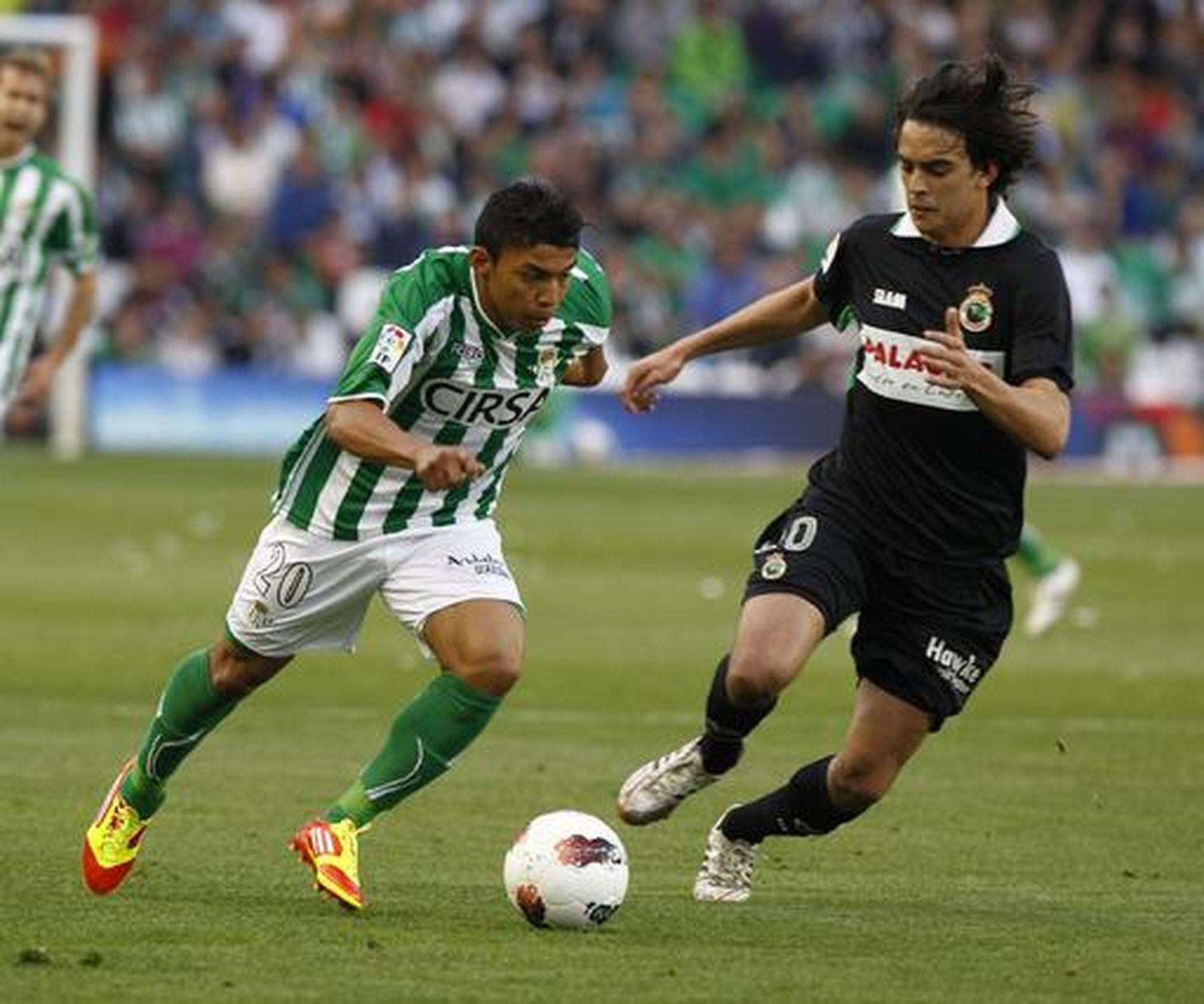 El Betis pierde una oportunidad para distanciarse del descenso y hundir al Racing de Santander (1-1). / Antonio Pizarro