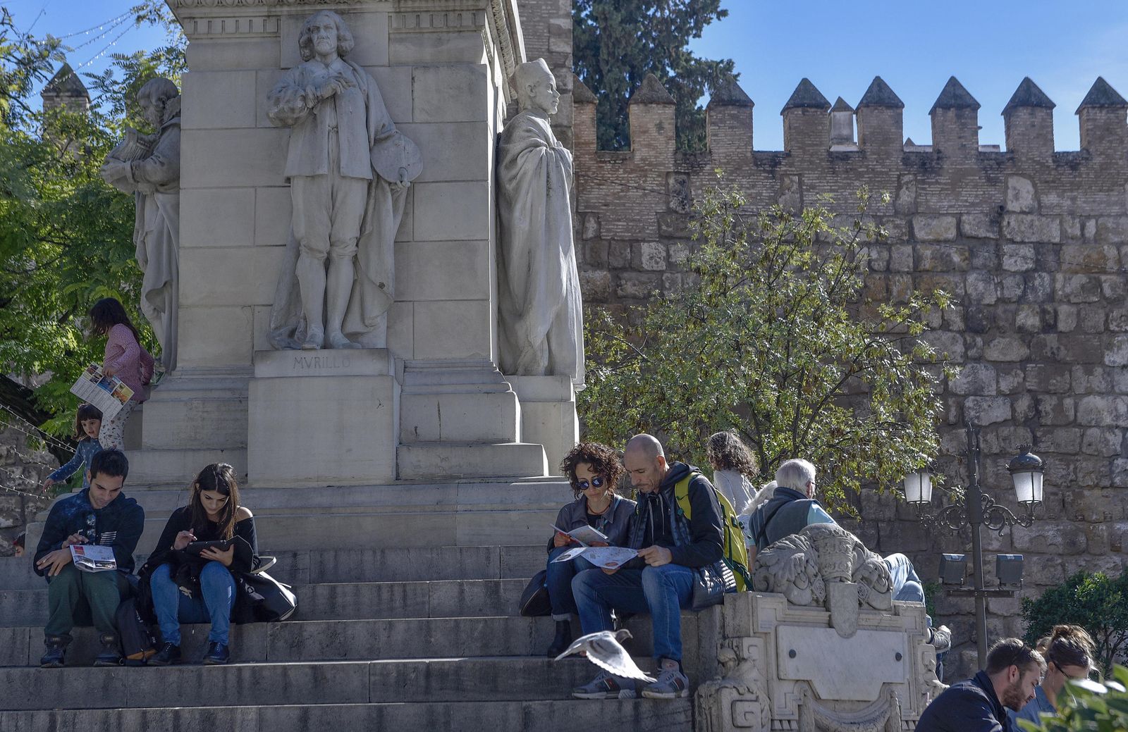 Turistas un día soleado en el centro de la ciudad