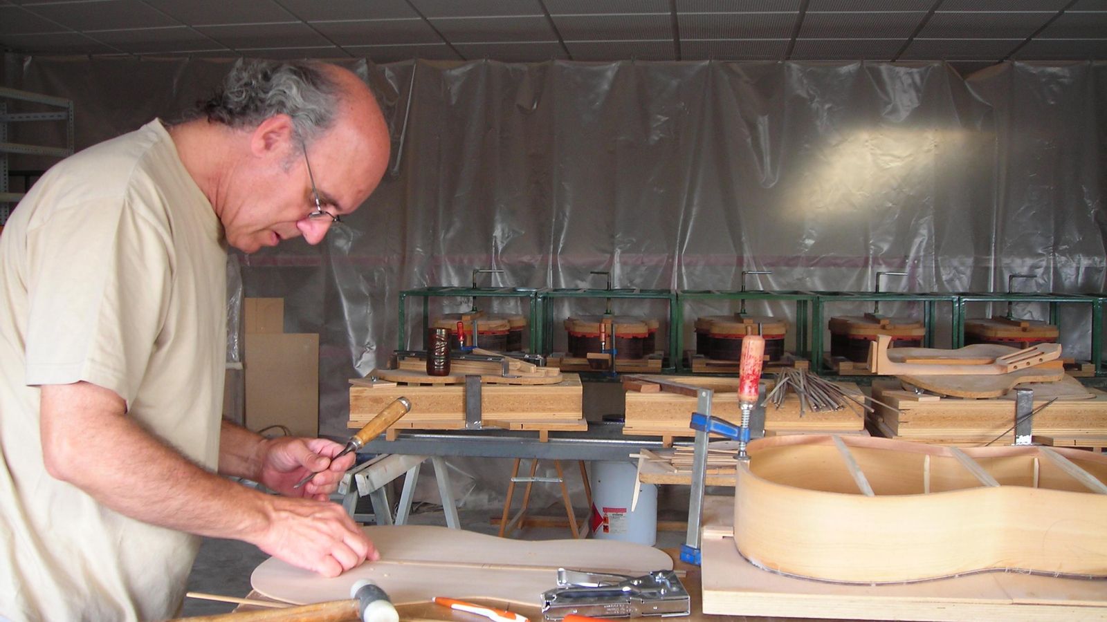 Juan Luis Cayuela armando una guitarra.