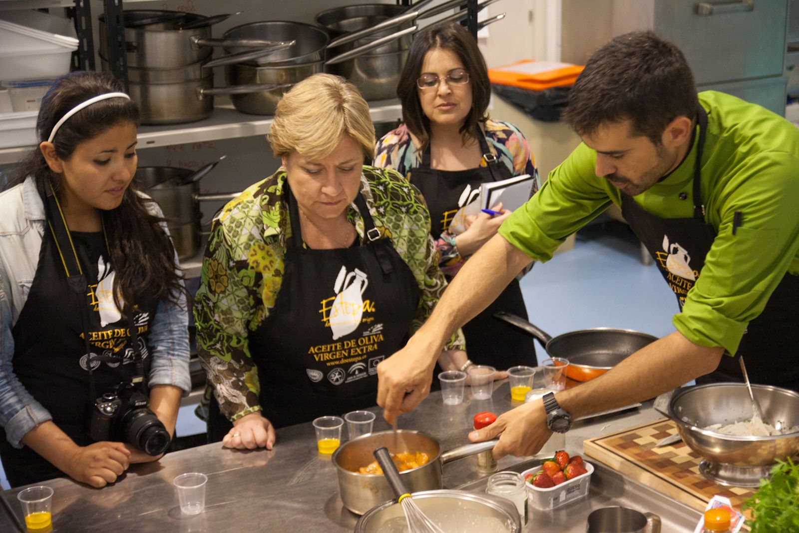 El chef sevillano Enrique Sánchez realiza una demostración de cocina en el 'stand' de Diputación de Sevilla este lunes.