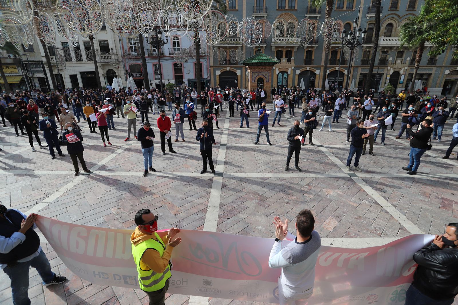 Imágenes de la concentración de los hosteleros de Huelva para reclamar ayudas.