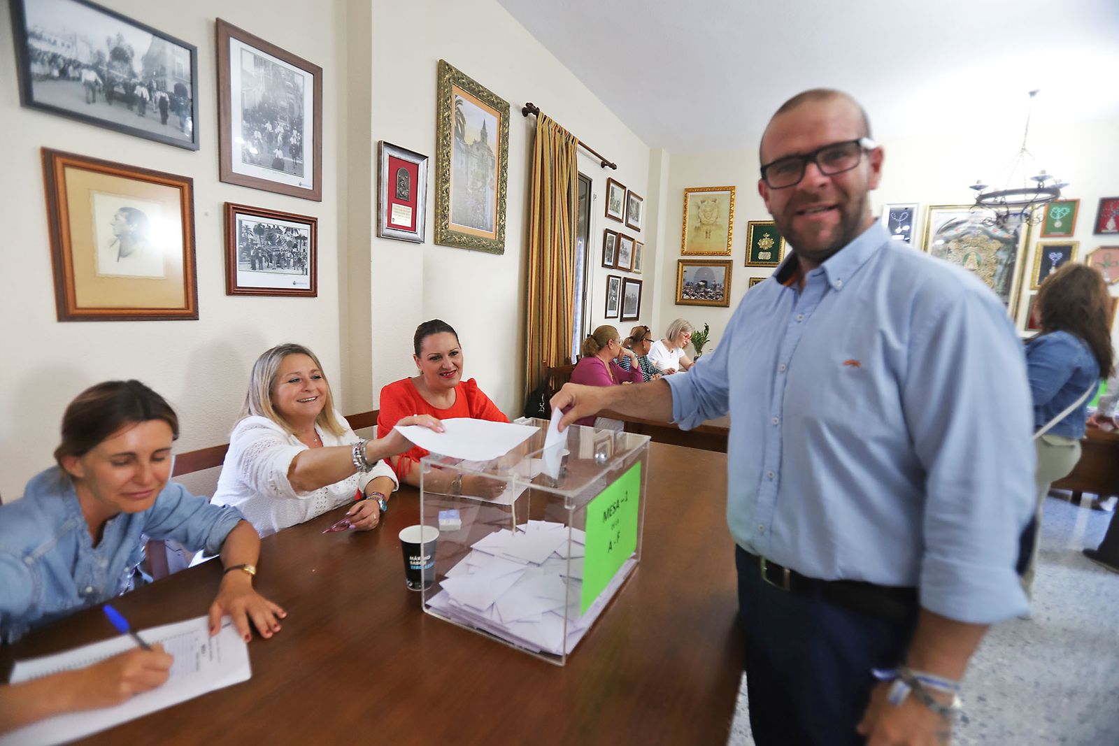 Imágenes del ambiente en las votaciones de la Hermandad del Rocío de Huelva