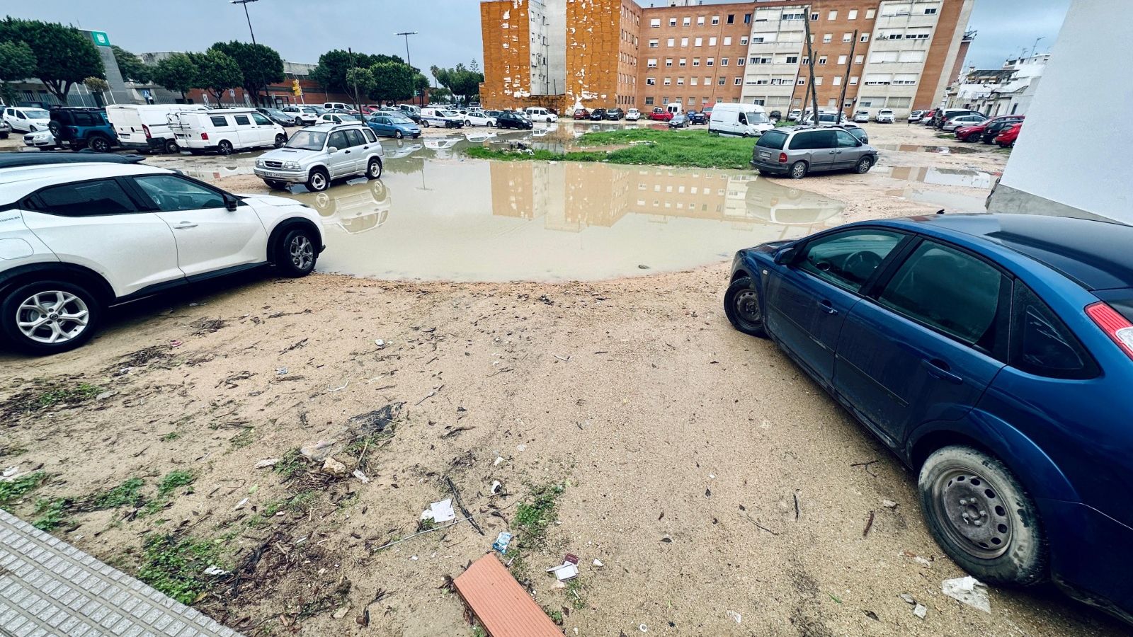 El solar de la avenida San Juan Bosco, en San Fernando, completamente enfangado y lleno de charcos con las lluvias