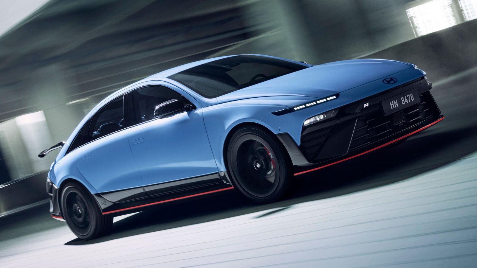 De los 609 CV (448 kW) disponibles en condiciones normales el Ioniq puede pasar a contar puntulmente, durante unos diez segundos, de 650 CV (478 kW).