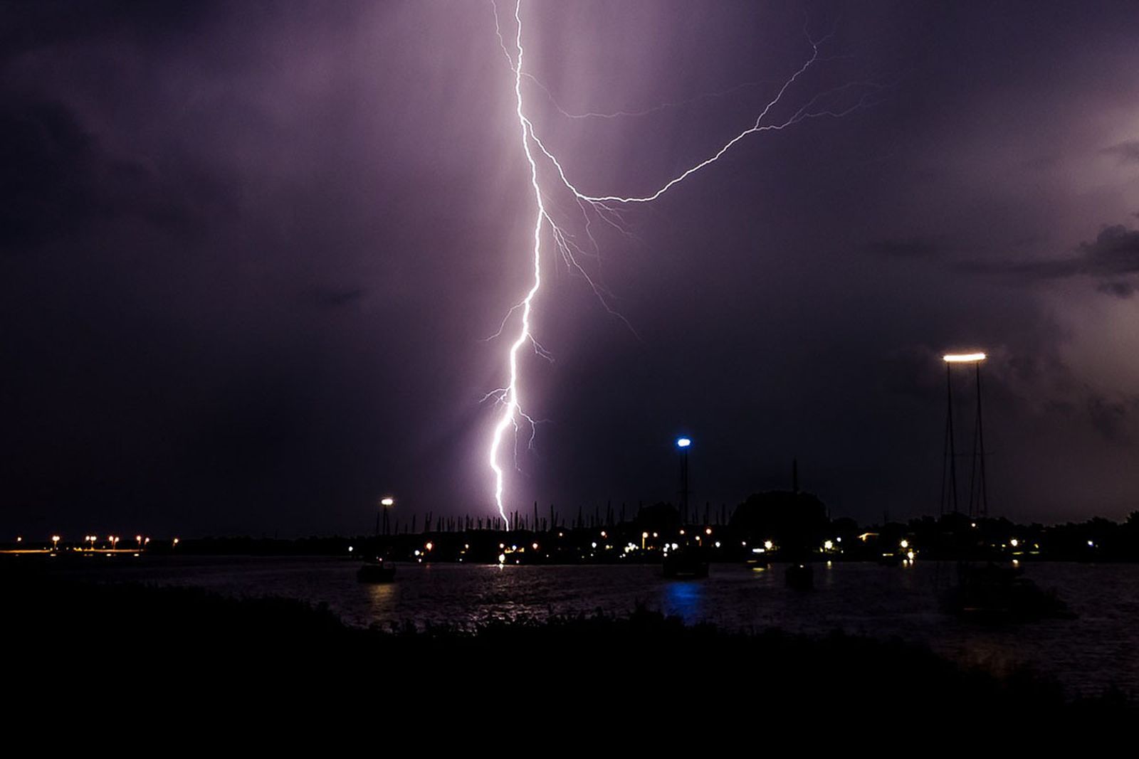 Un rayo mata a cinco personas y deja 14 heridos  en Colombia