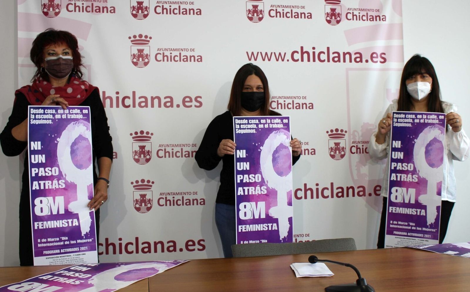 La edil Susana Rivas, en el centro, con representantes de entidades de mujeres