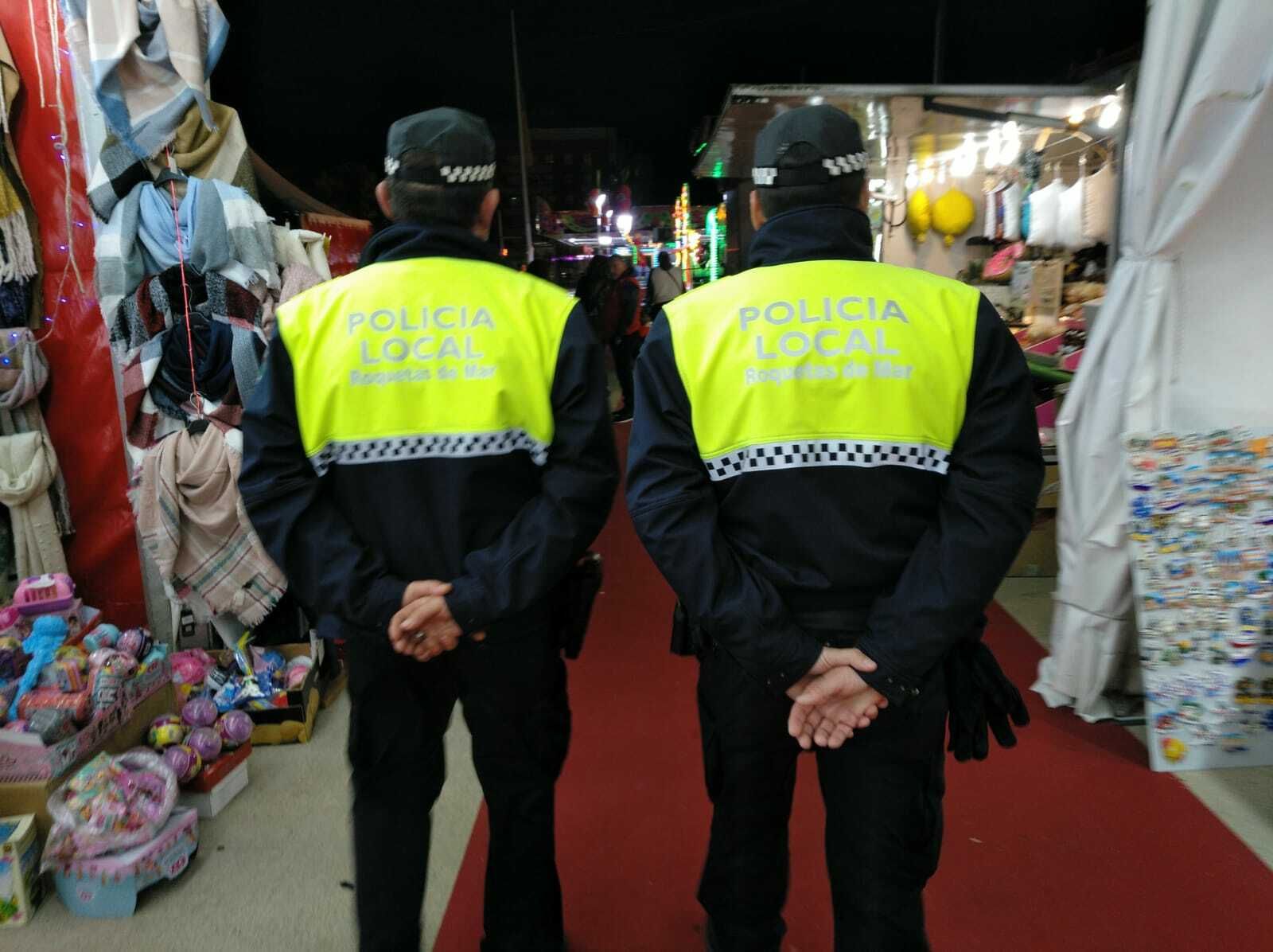 Imagen de archivo de dos policías locales de Roquetas de Mar, de servicio.