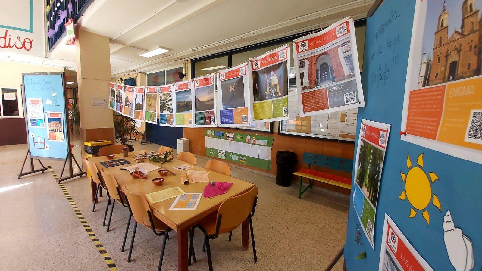 Varios de los paneles que forman la muestra realizada por los alumnos de primero de Bachillerato.