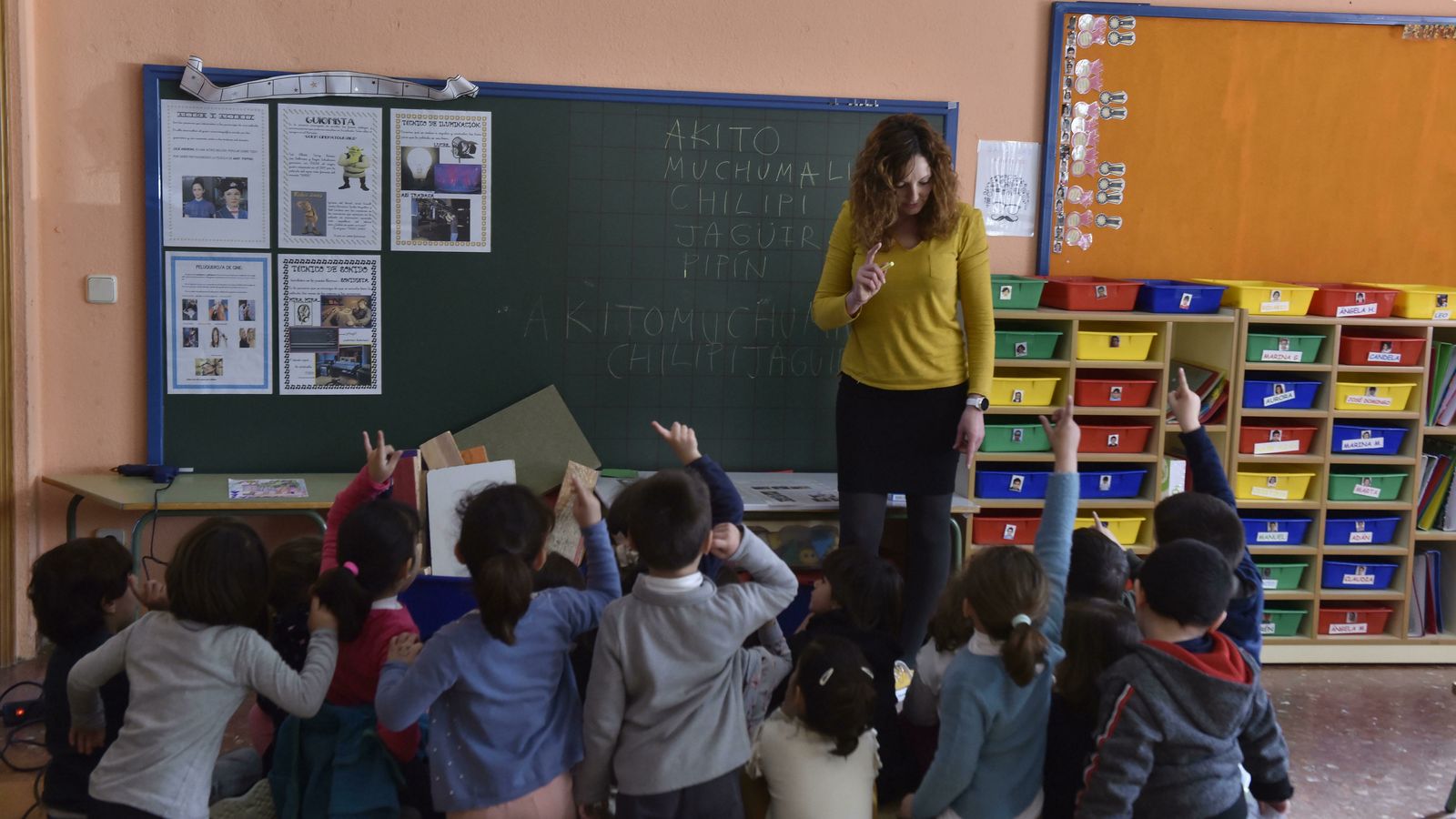 Clase de Infantil en la escuela rural del Real de la Jara.