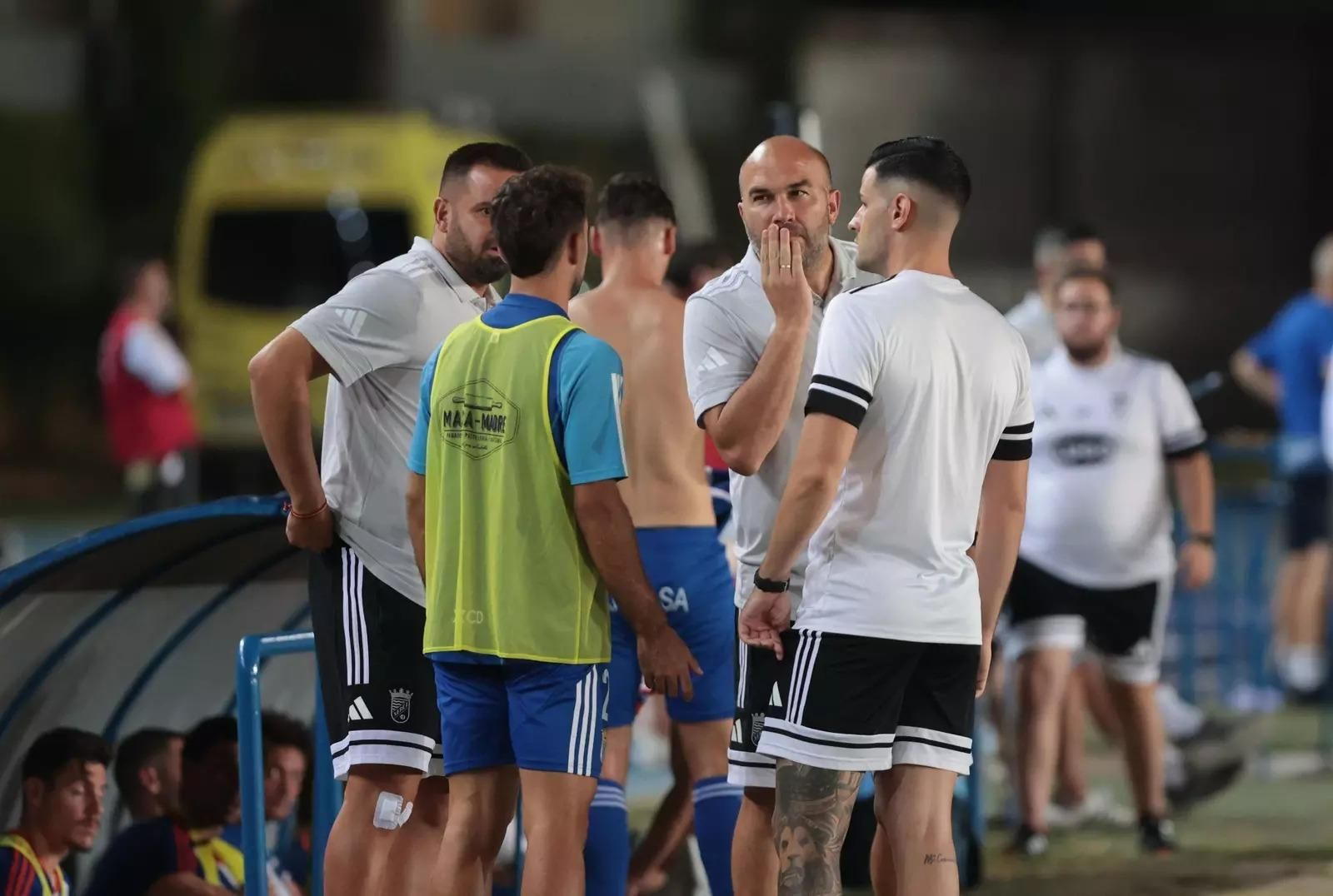 Diego Galiano conversa con integrantes de su cuerpo técnico antes de realizar los cambios.
