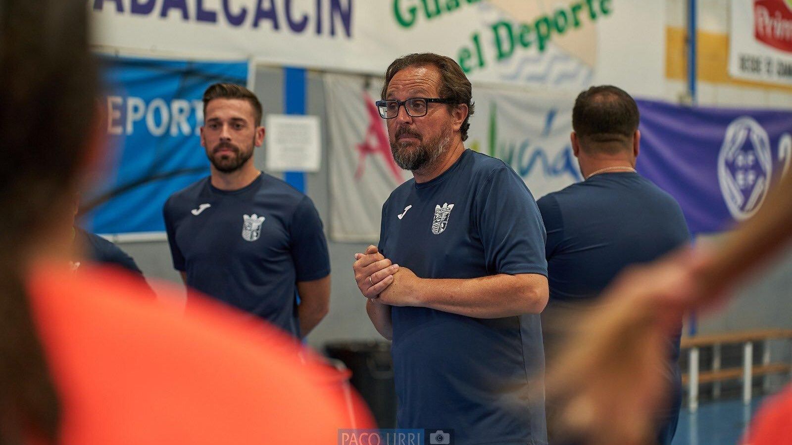 Andrés Sánchez converesa con sus jugadoras antes de un entrenamiento.