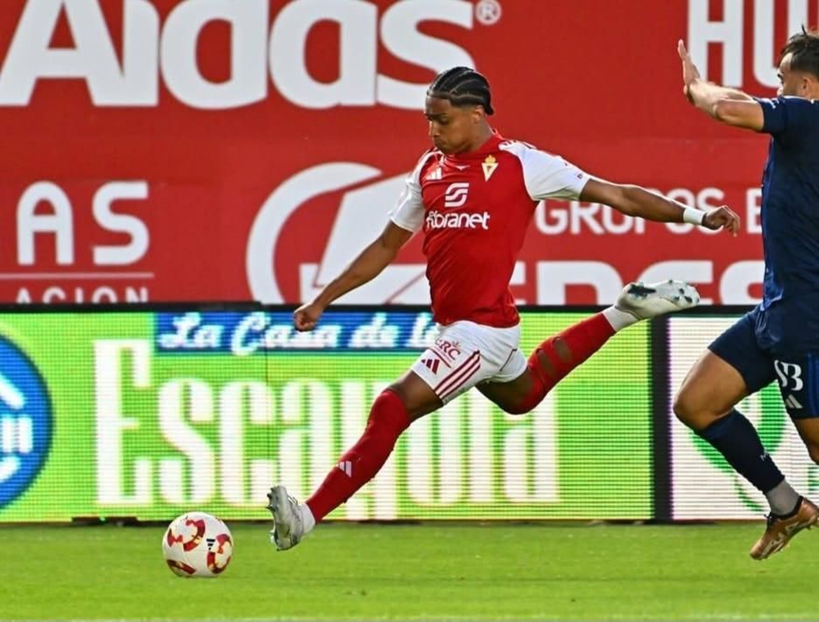 El extremo se dispone a poner un centro durante un encuentro de la pasada temporada con el Real Murcia.