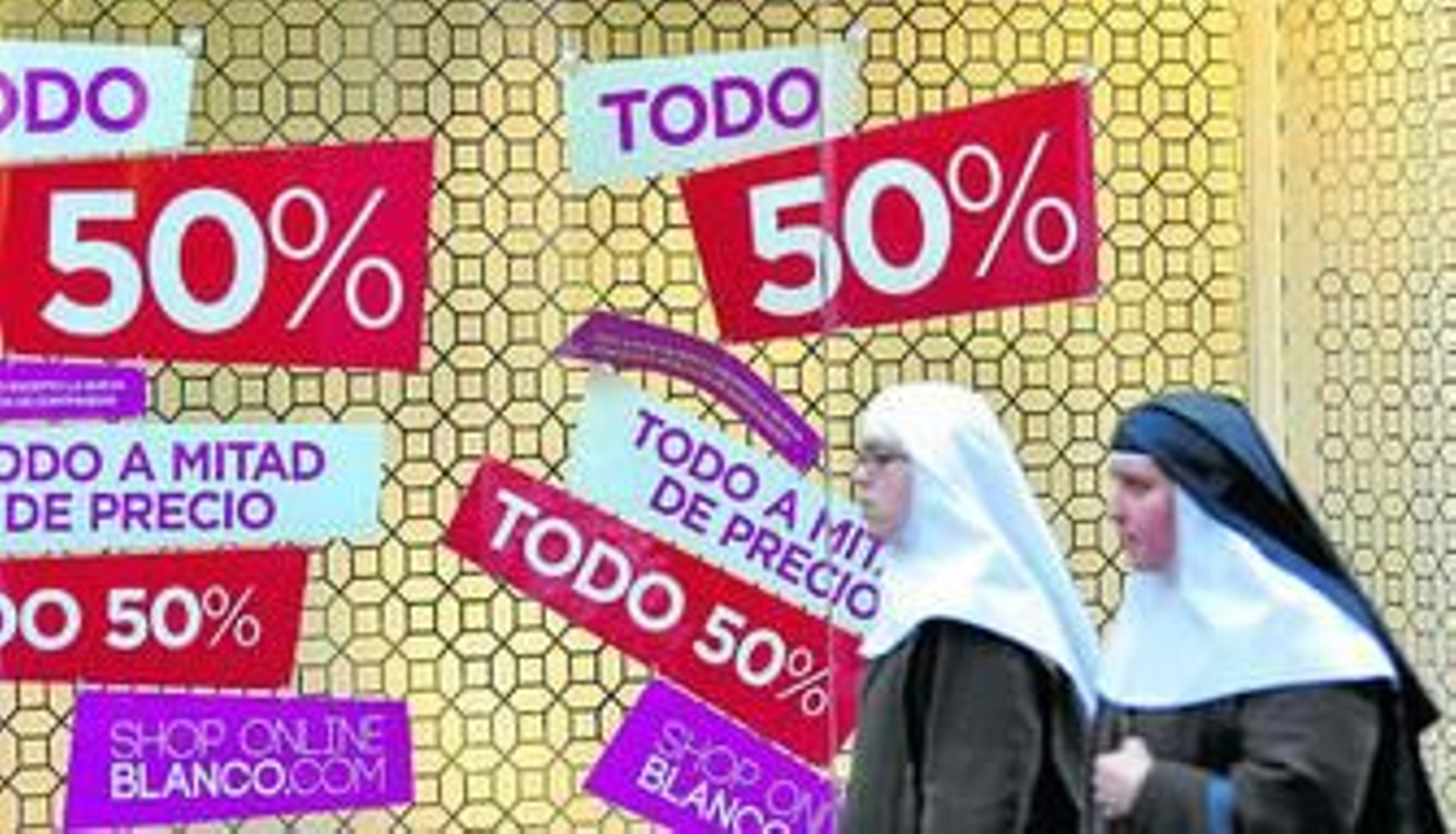 Descuento del 50% en uno de los escaparates del centro.