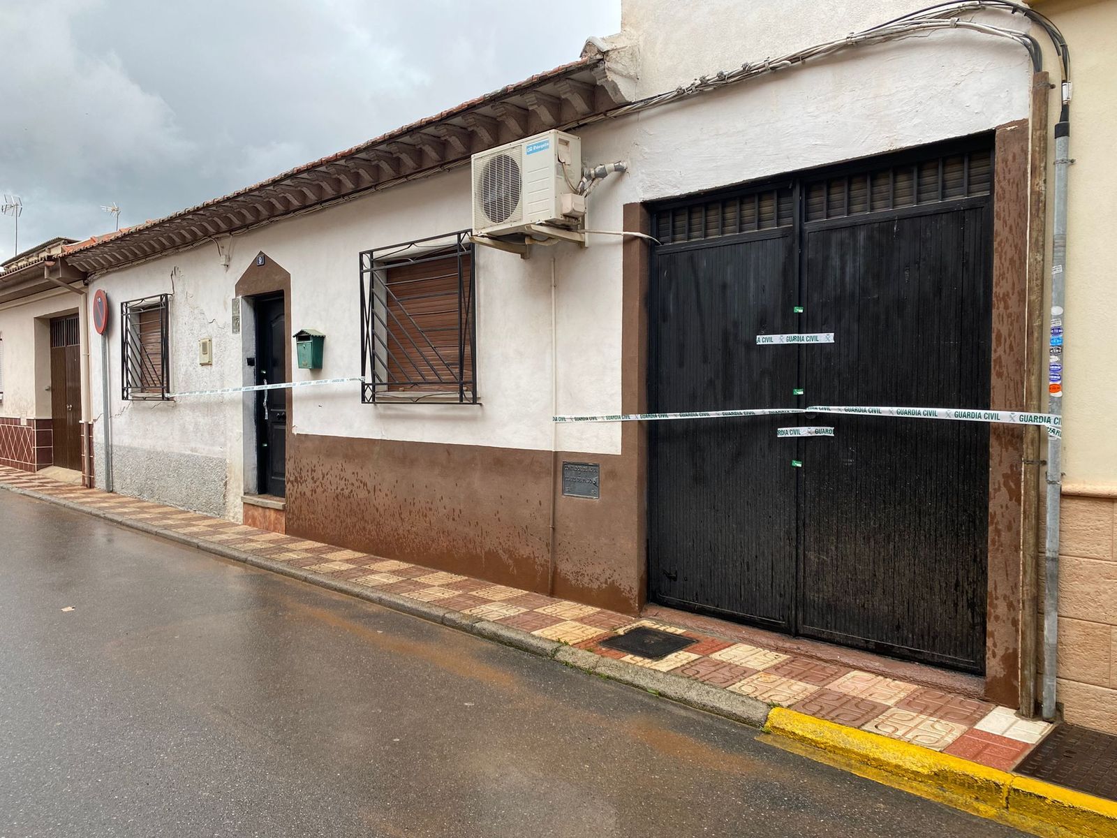Vivienda en la que un hombre mató a su padre en Albolote (Granada) precintada por la Guardia Civil