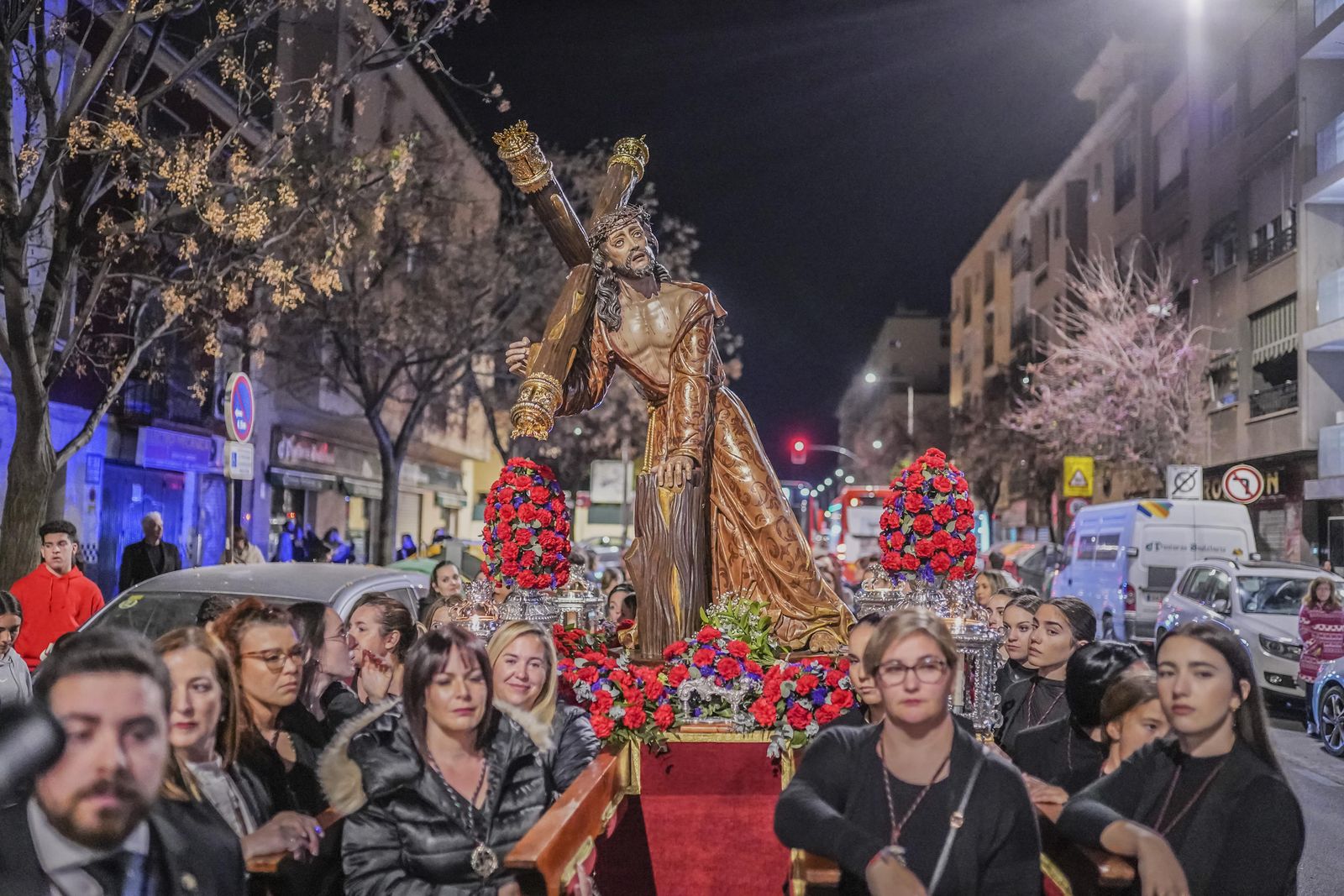 El vía crucis de la Hermandad del Trabajo, en imágenes