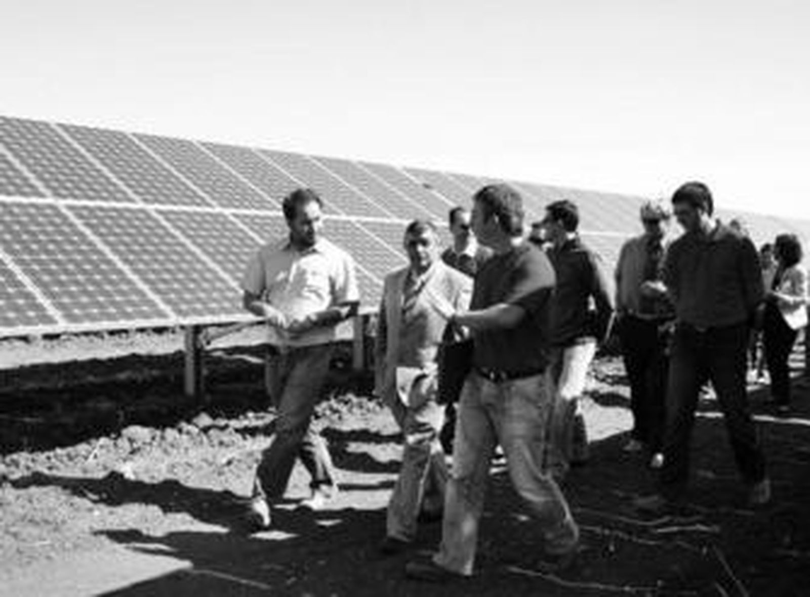 El alcalde de Fuentes de Andalucía, Miguel Fernández (en el centro), con los responsables del proyecto.