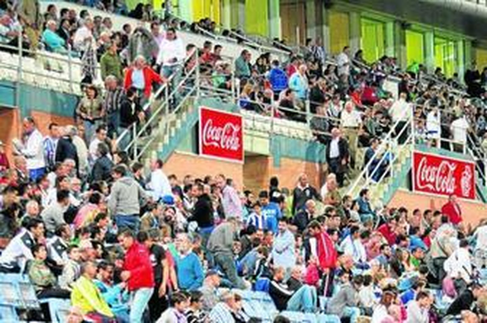1. El tercer tanto del Numancia precipitó la marcha de algunos aficionados del Nuevo Colombino. 2. Aficionados siguiendo el encuentro 3. Lesma López amonestó a Munir por pérdida de tiempo. 4. Anquela y Oltra antes del inicio del encuentro. 5. Los más pequeños no quisieron perderse el encuentro.  6. También hubo muchas aficionadas del Decano en las gradas. 7. Diego Jiménez no tuvo el debut soñado. 8. Pedro Ríos protesta a uno de los asistentes. 9. El canterano Mario, en el banquillo. 10. El once inicial del Recre.