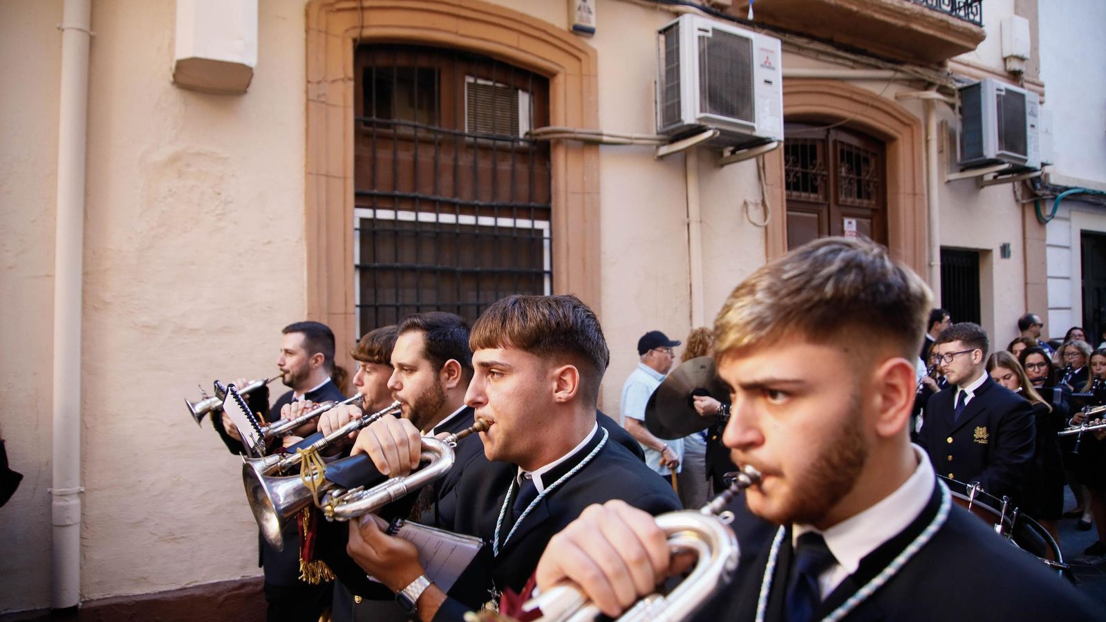Vea la salida de la Hermandad de Los Ángeles de la Catedral de Almería