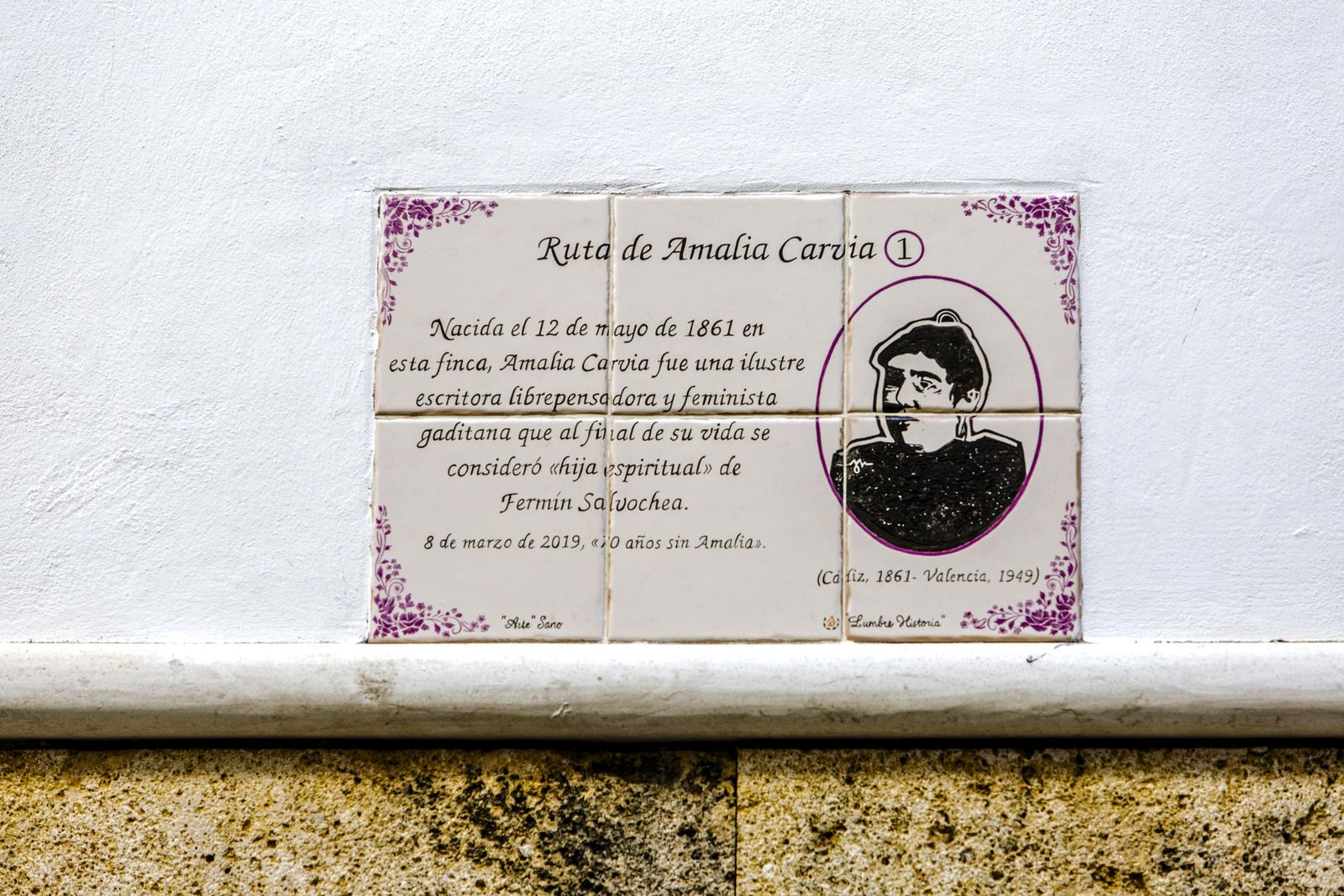 Placa en la casa donde nació Amalia Carvia en Cádiz