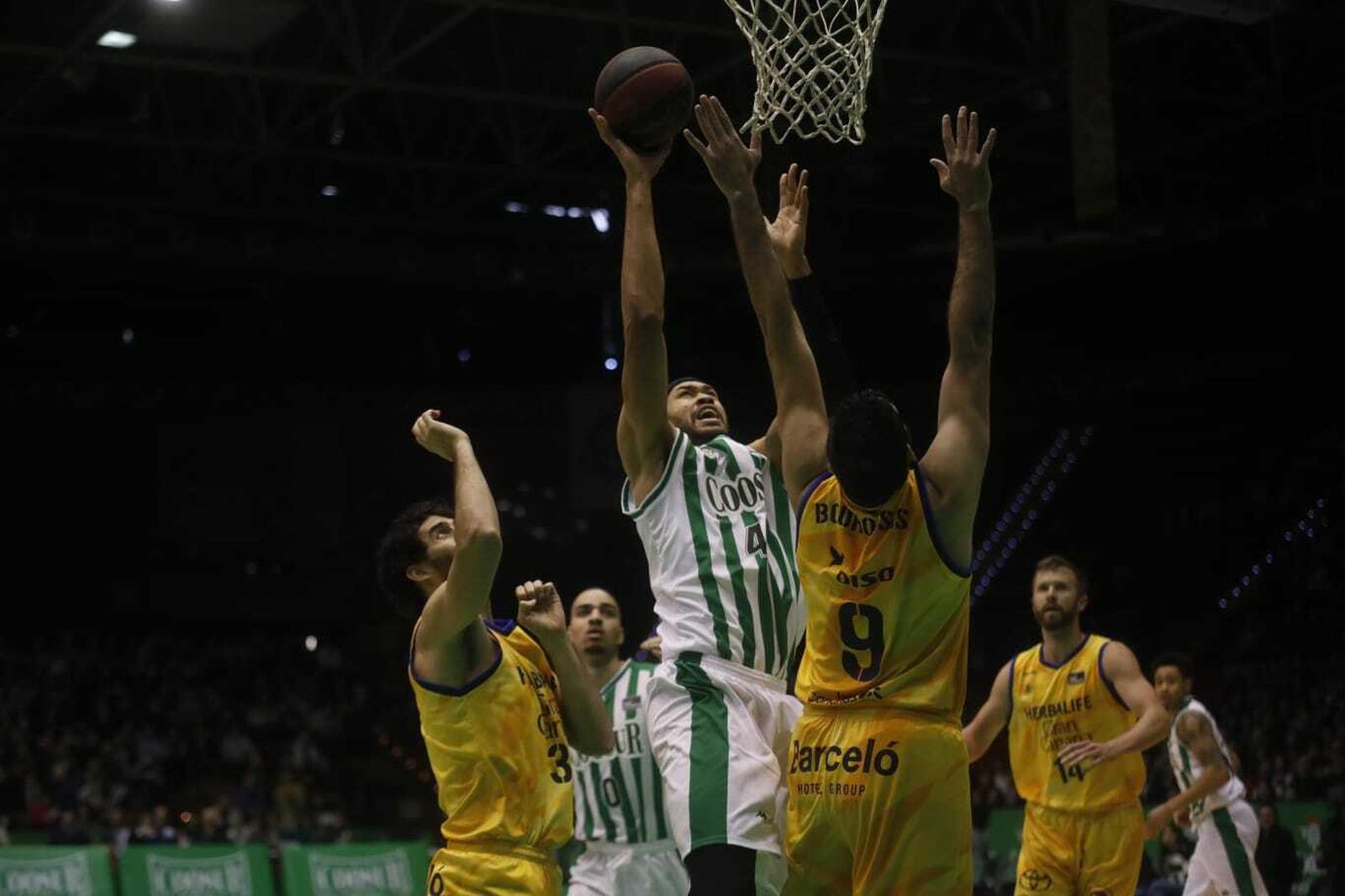 Jerome Jordan trata de lanzar ante Beirán y Bourousis.
