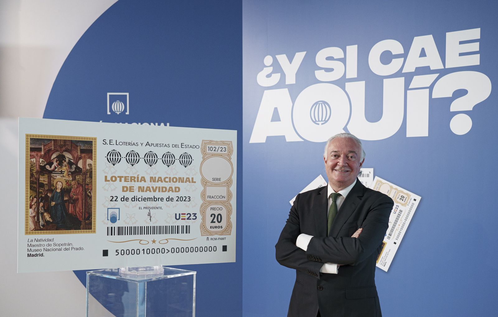 El presidente de Loterías y Apuestas del Estado, Jesús Huerta, junto al décimo de la Lotería de Navidad de 2023.