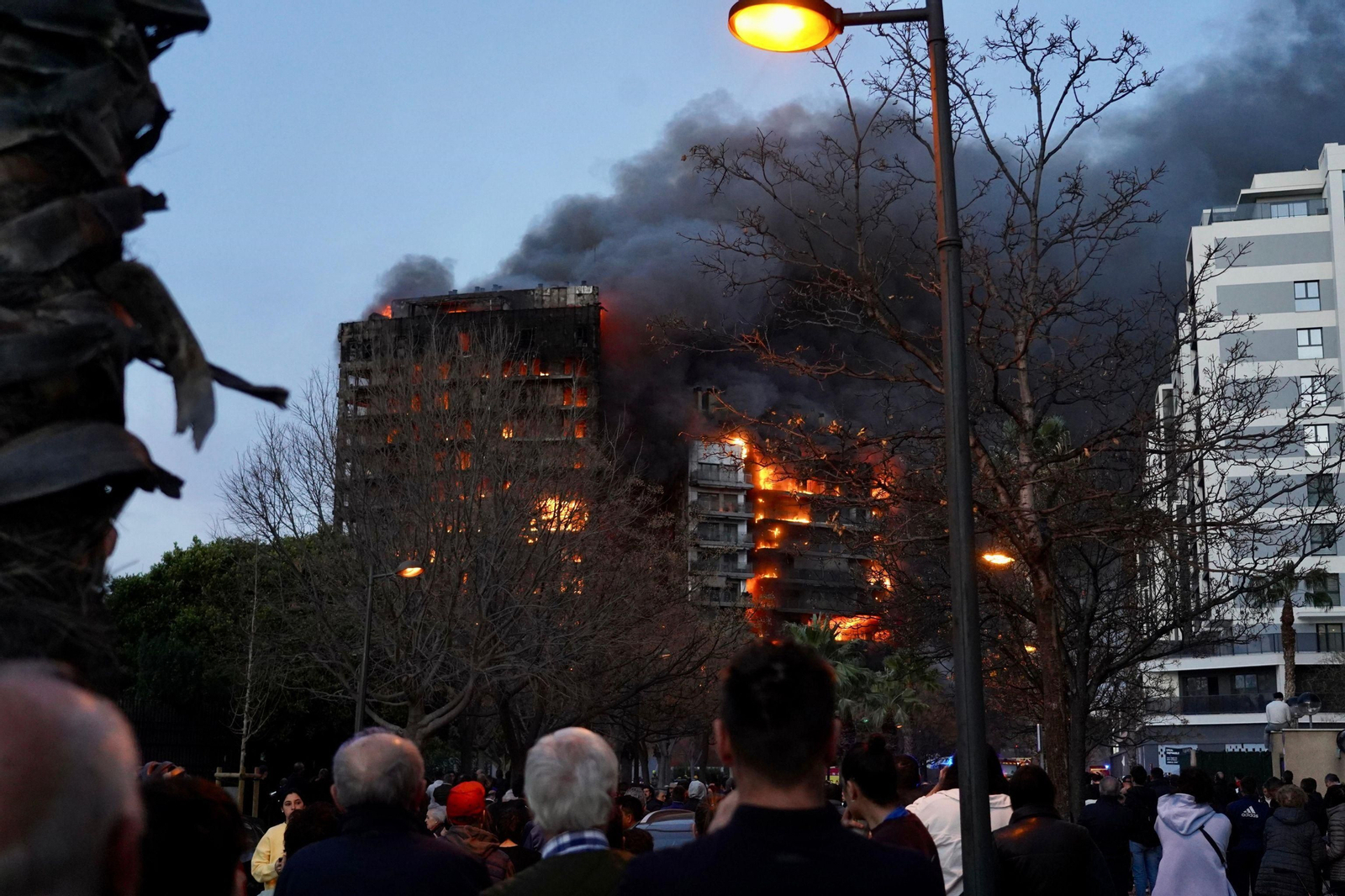 El incendio del edificio en Valencia, en imágenes El incendio del edificio en Valencia, en imágenes