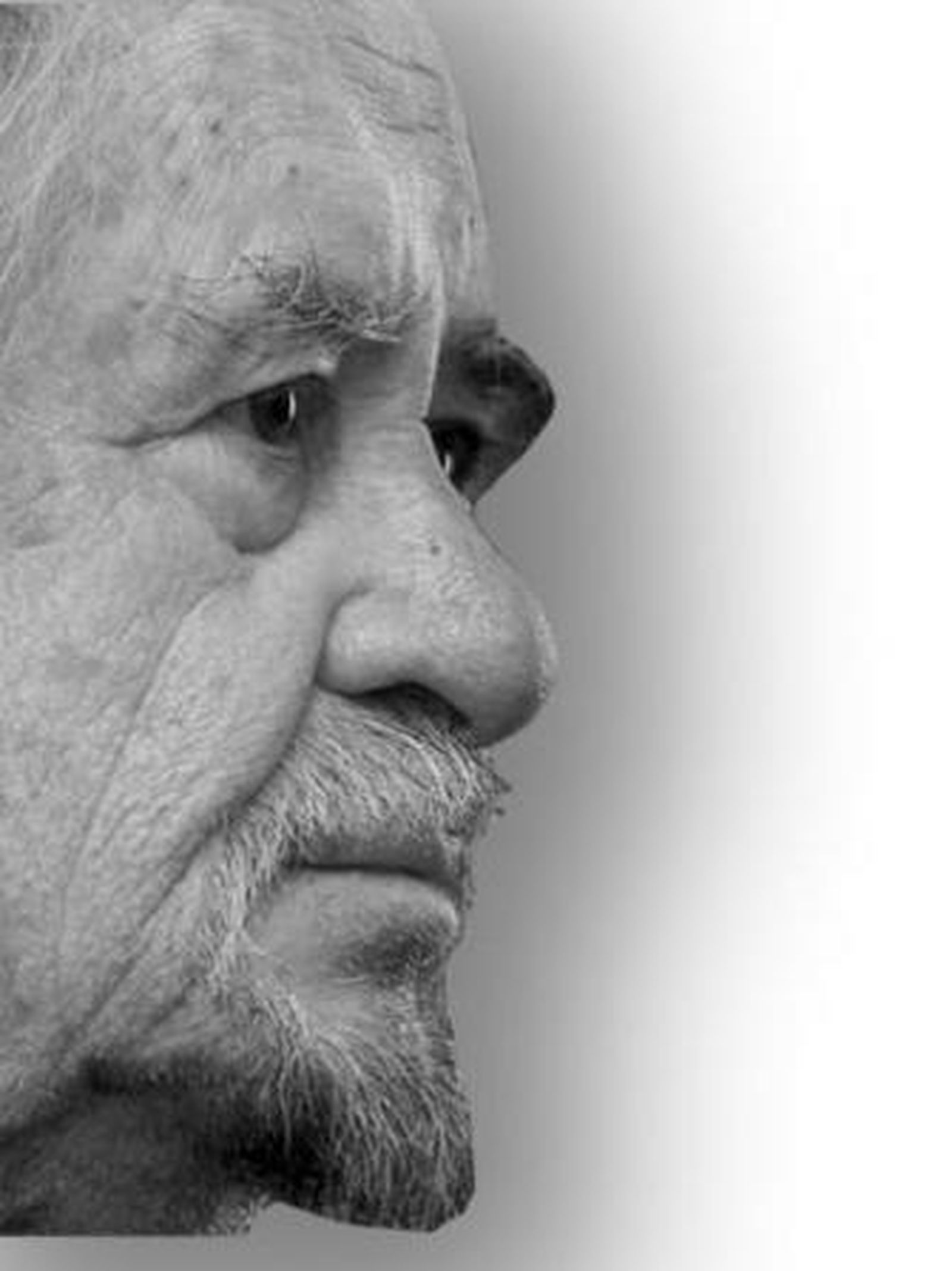 Carlos Casado anota en su ordenador portátil los datos de las piezas de arte que se han inventariado.